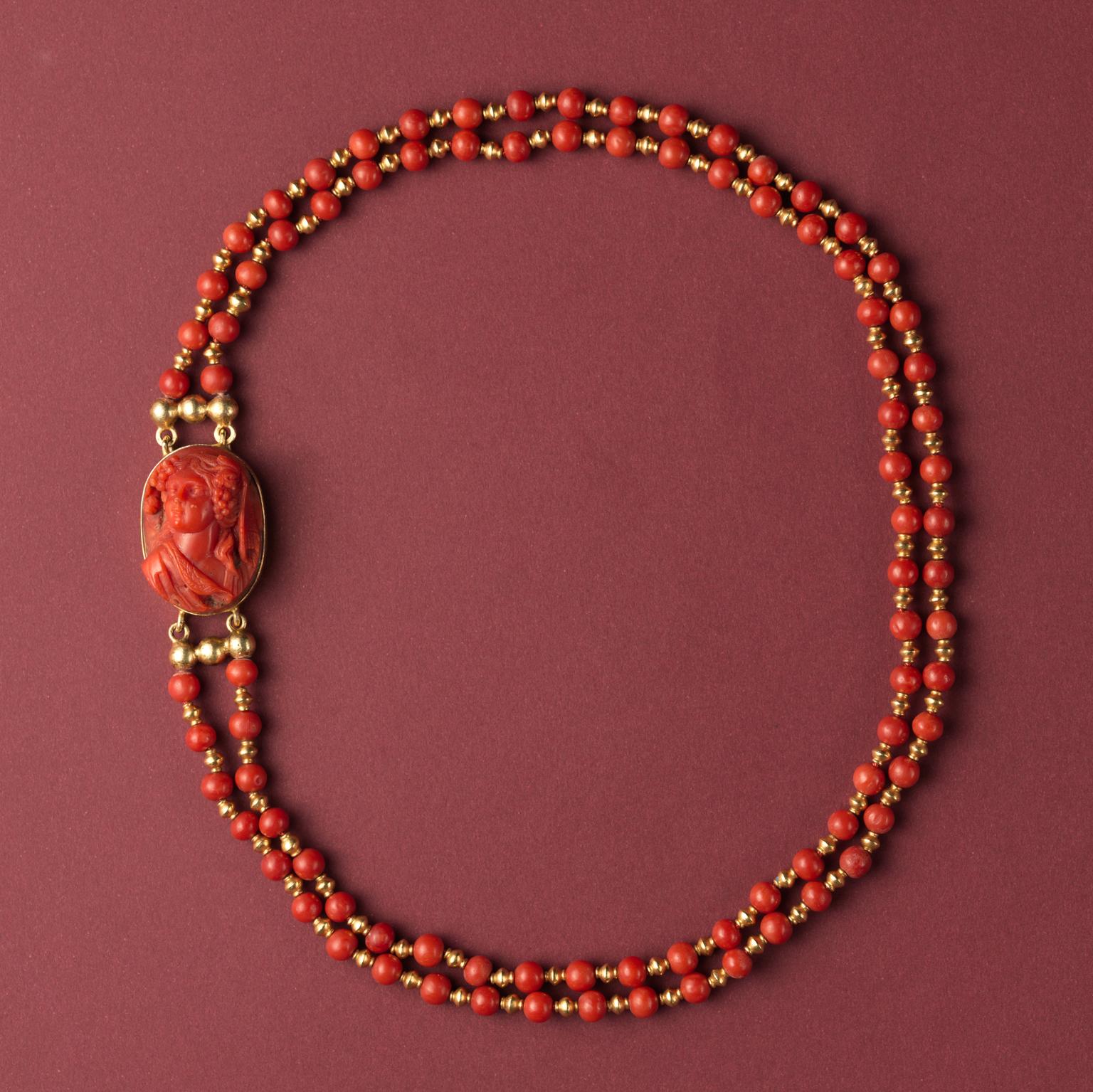 Kamee-Halskette aus Koralle und Gold Damen im Angebot
