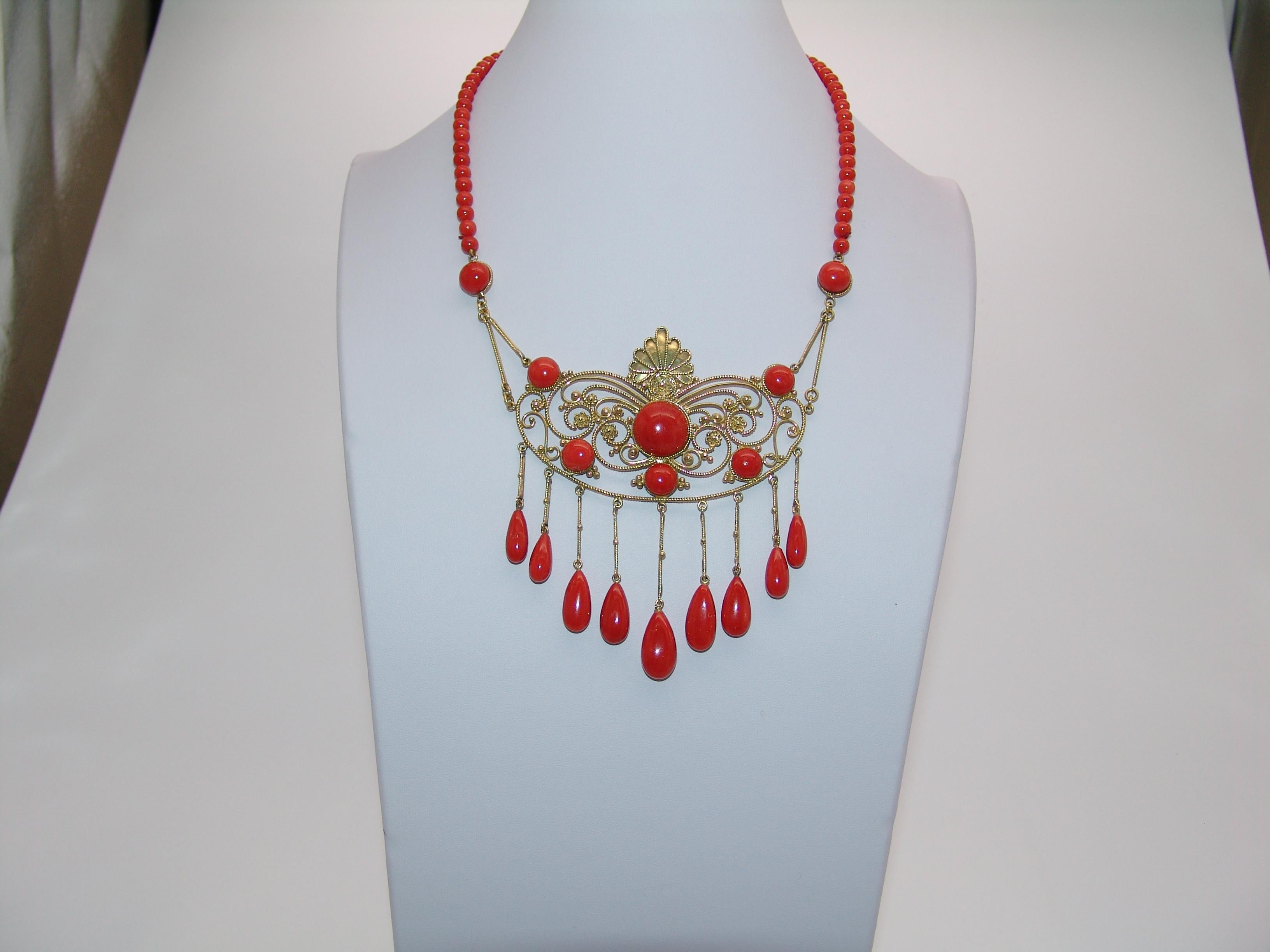 Coral and Gold Necklace In Excellent Condition For Sale In Palermo, IT