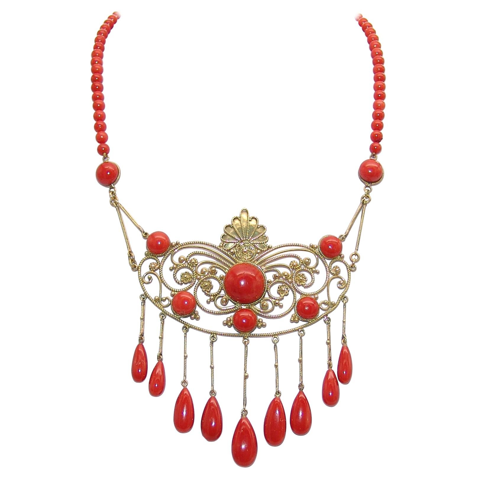 Collier de corail et d'or en vente