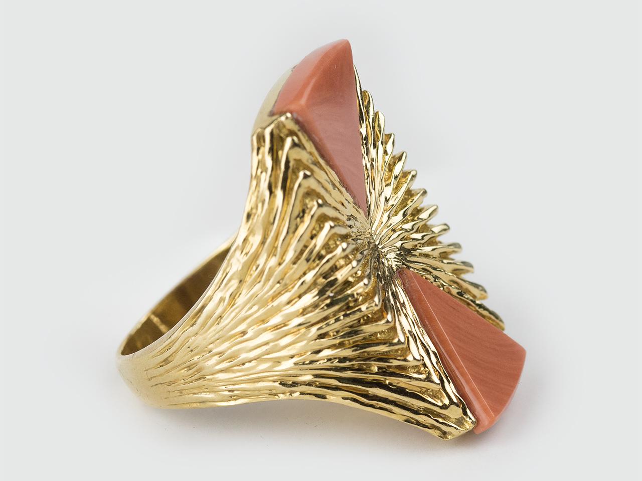 18k Gold ring set with coral. Signed KUTCHINSKY 18K, with maker’s mark.