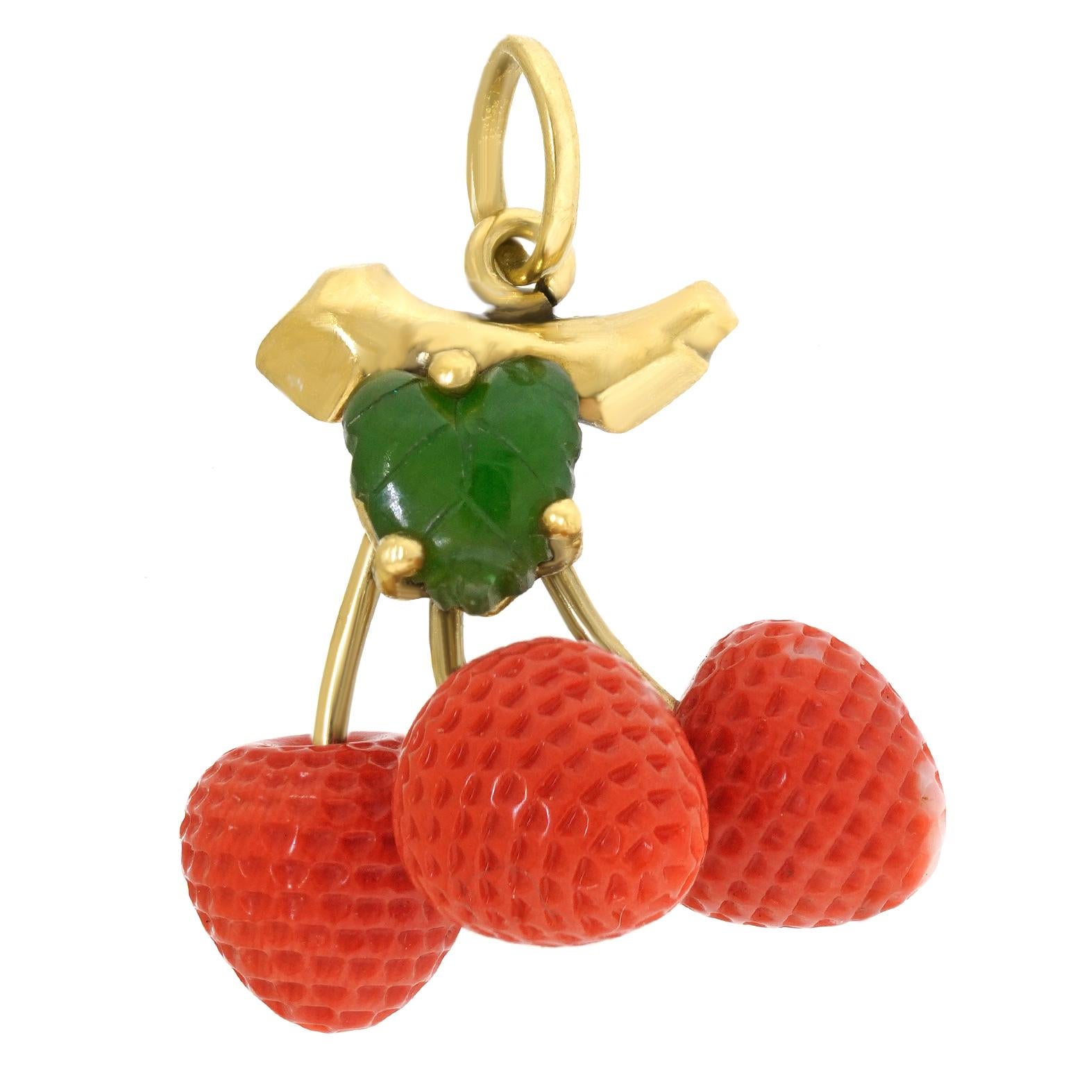 Taglio misto Ciondolo o charm in corallo e giada a forma di fragola in vendita