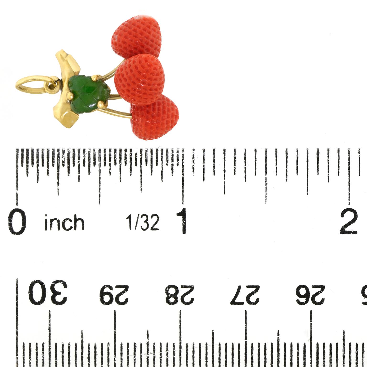 Ciondolo o charm in corallo e giada a forma di fragola in vendita 1