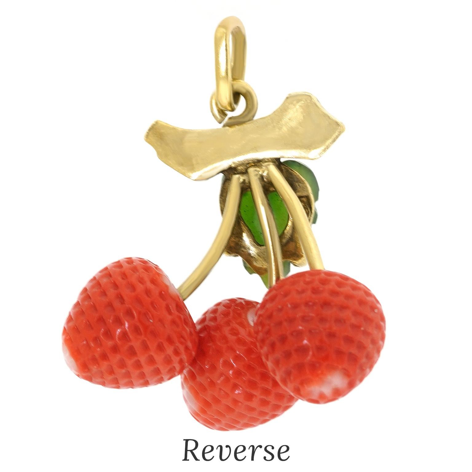 Ciondolo o charm in corallo e giada a forma di fragola in vendita 2