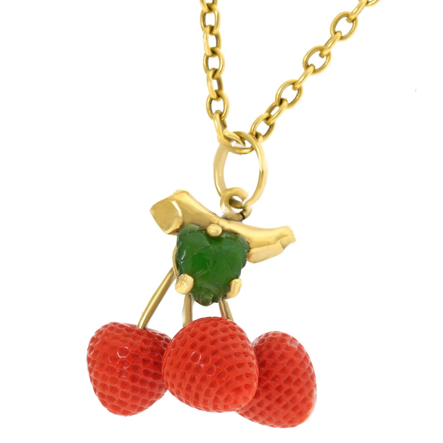 Ciondolo o charm in corallo e giada a forma di fragola in vendita 3