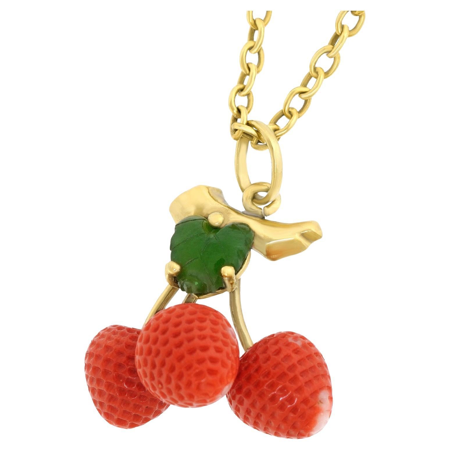 Ciondolo o charm in corallo e giada a forma di fragola in vendita