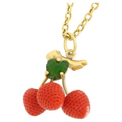 Ciondolo o charm in corallo e giada a forma di fragola