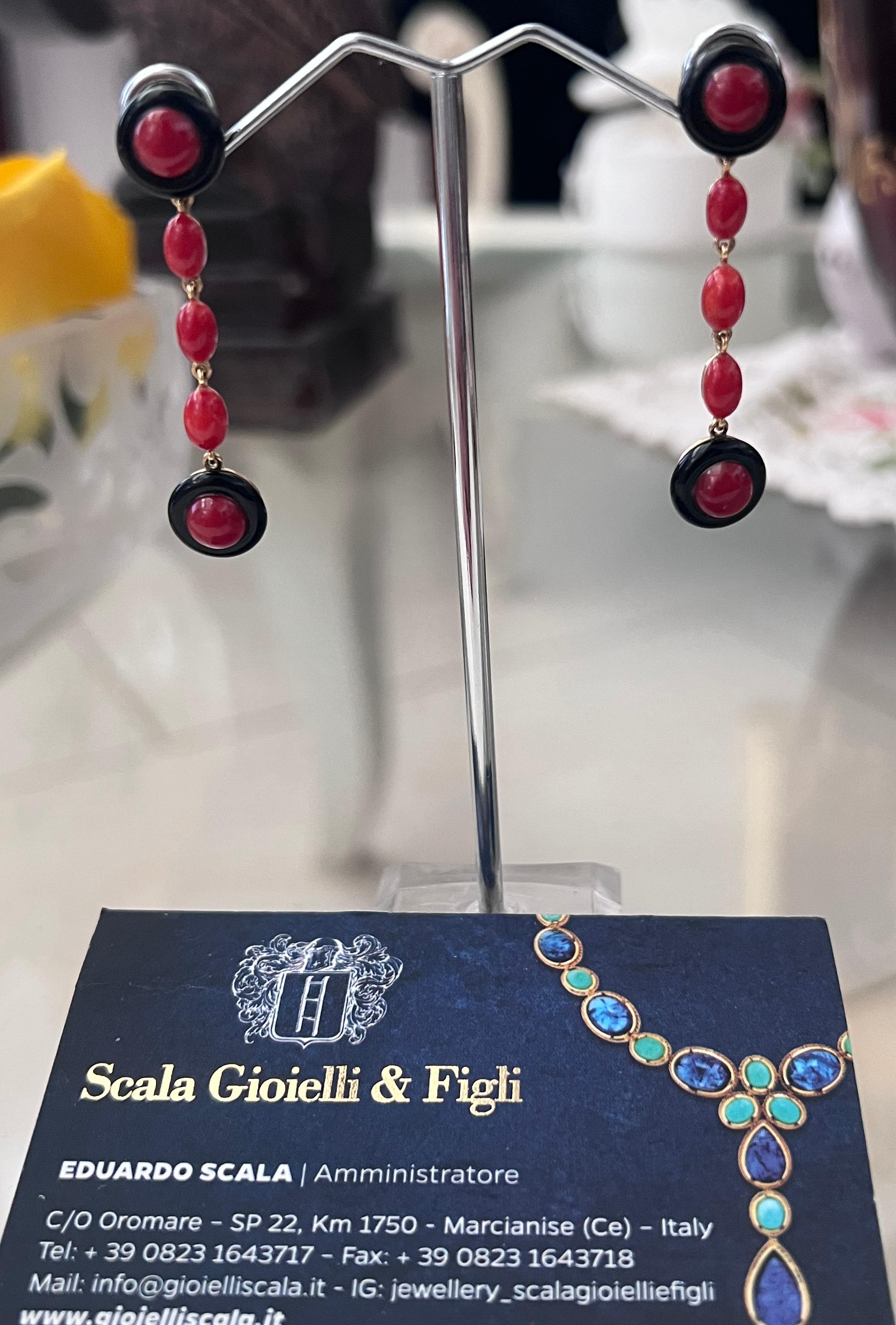 Coral and Onyx 18 Karat Yellow Gold Drop Earrings In New Condition For Sale In Marcianise, IT