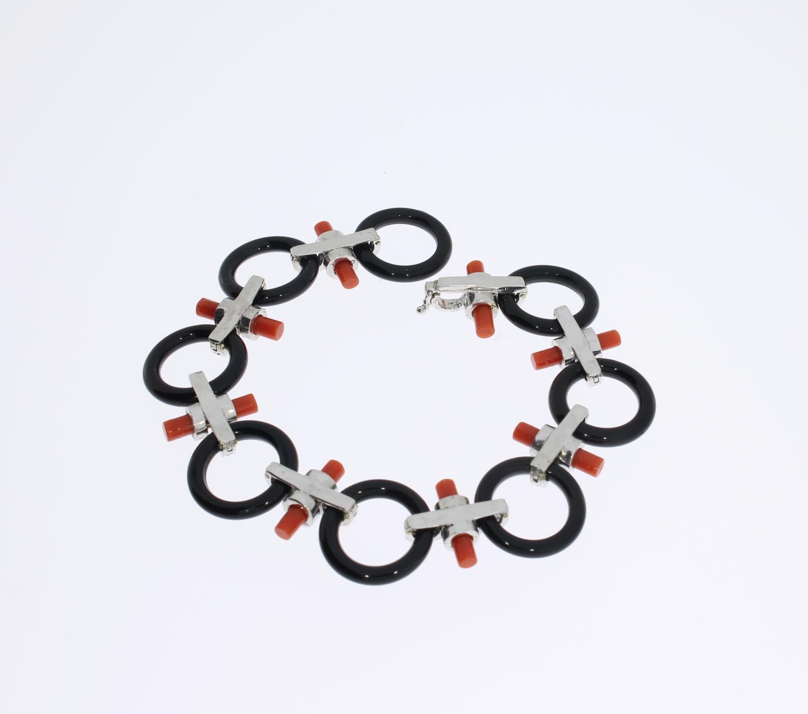 Coral and Onyx Bracelet with Diamonds In Excellent Condition For Sale In Berlin, DE