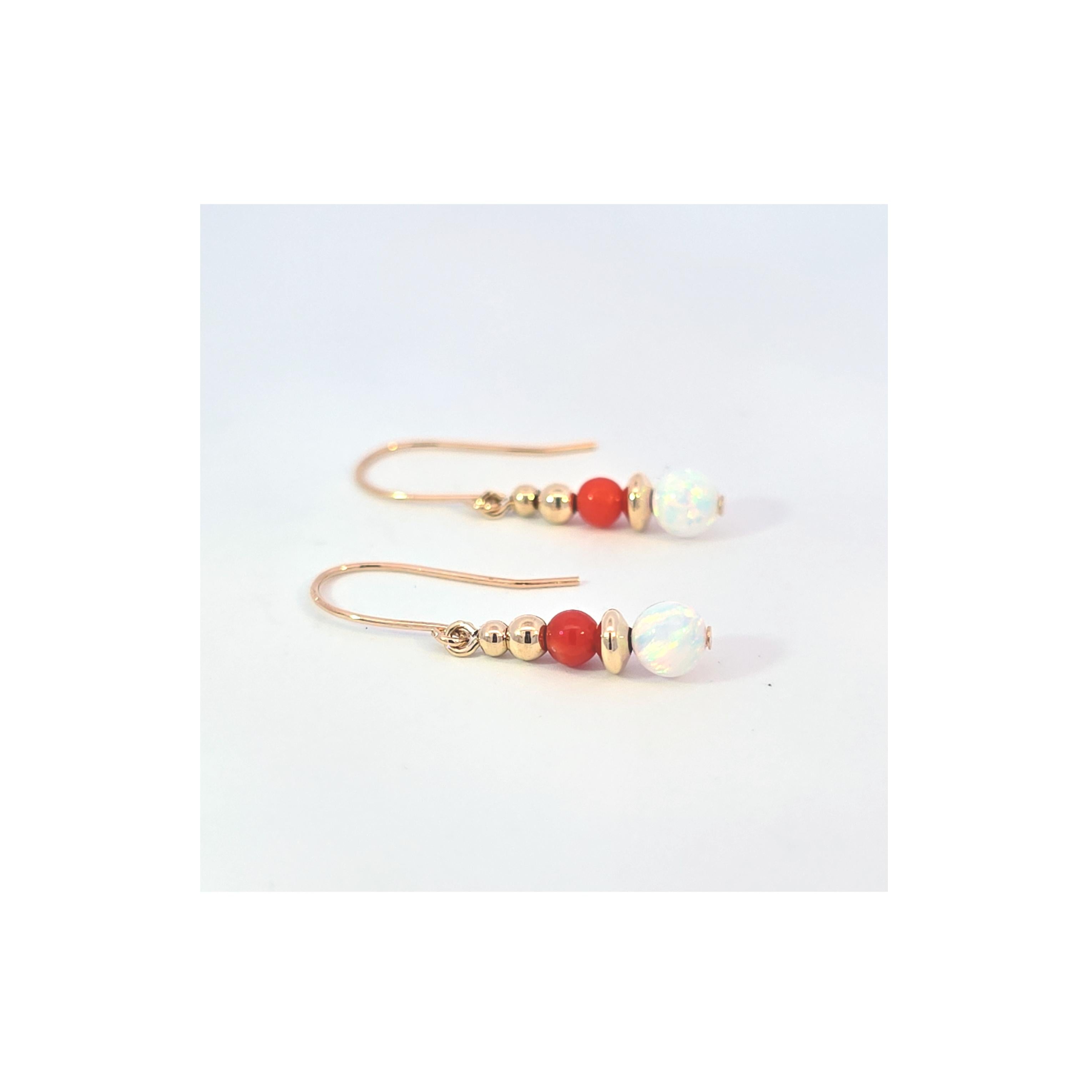 Bellissimi giochi di colore negli opali di questo paio di splendidi orecchini!  Il corallo aggiunge anche un tocco di colore. 