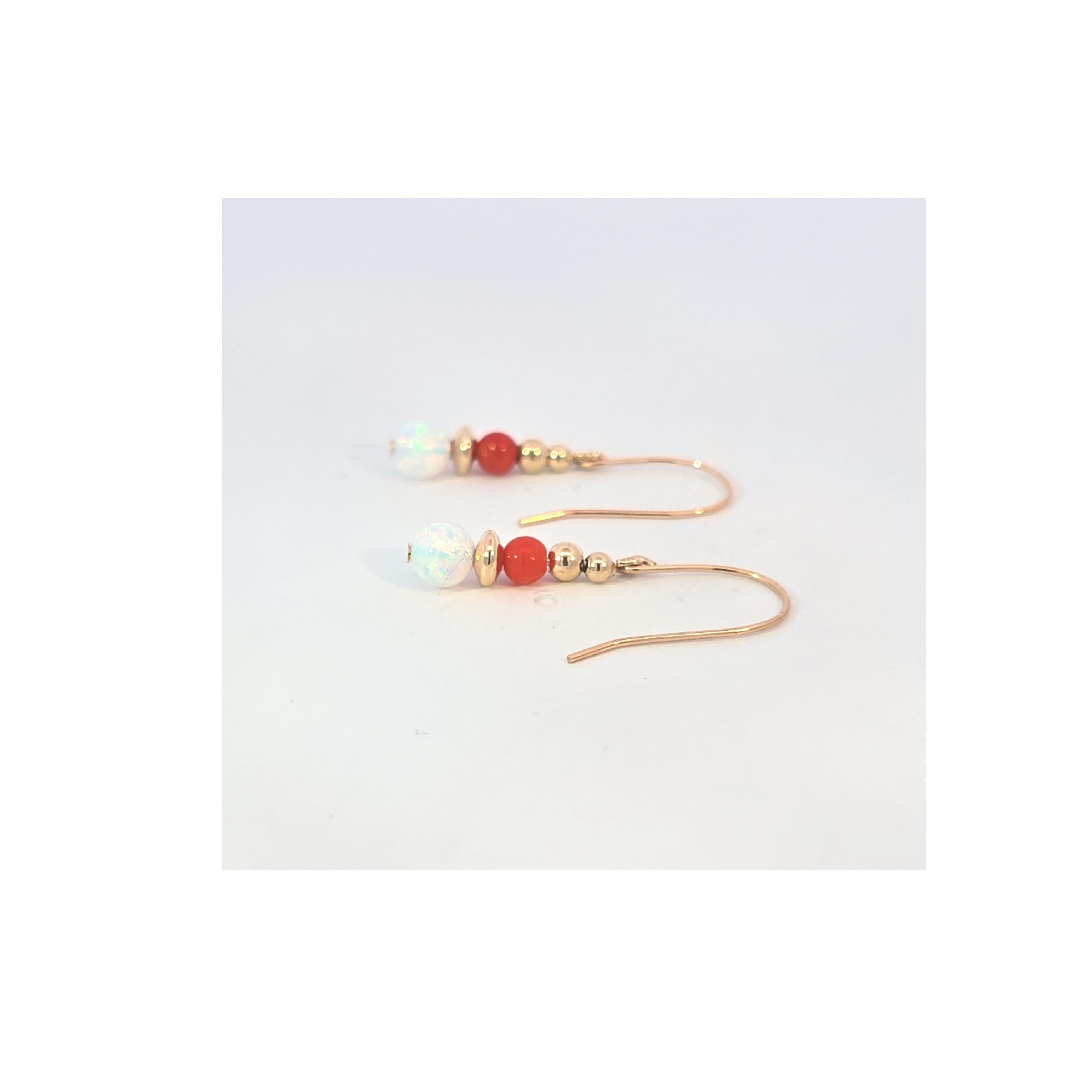Taglio rotondo Orecchini di corallo e opale in oro 14 carati in vendita