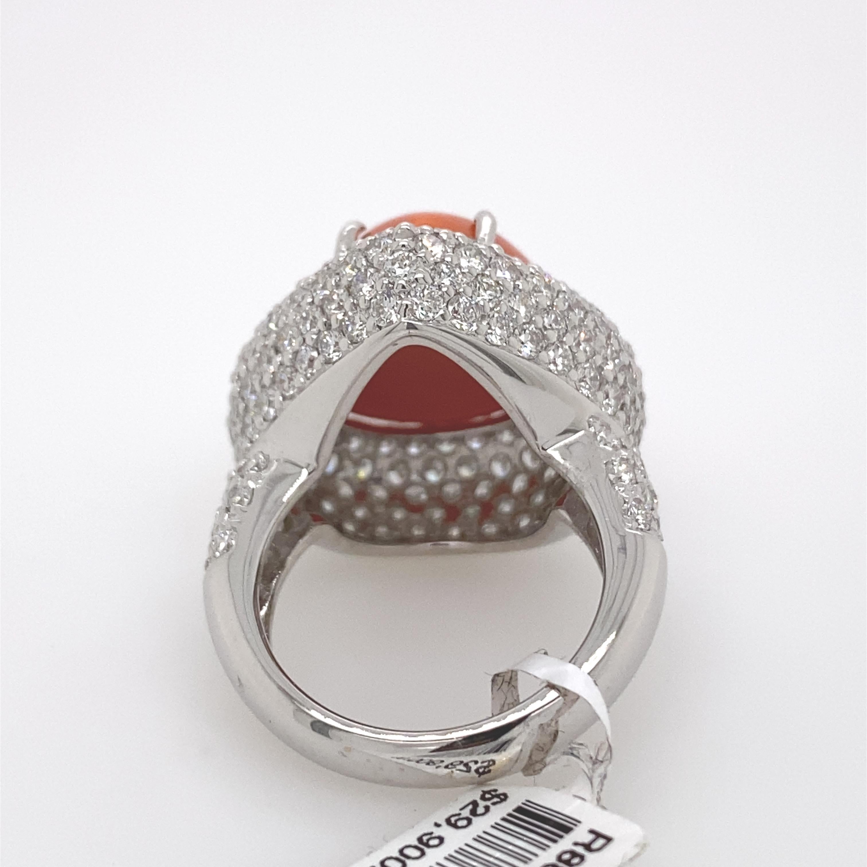 Ring aus 18 Karat Weißgold mit Koralle und Diamanten in Pavé-Fassung im Zustand „Neu“ im Angebot in BEVERLY HILLS, CA