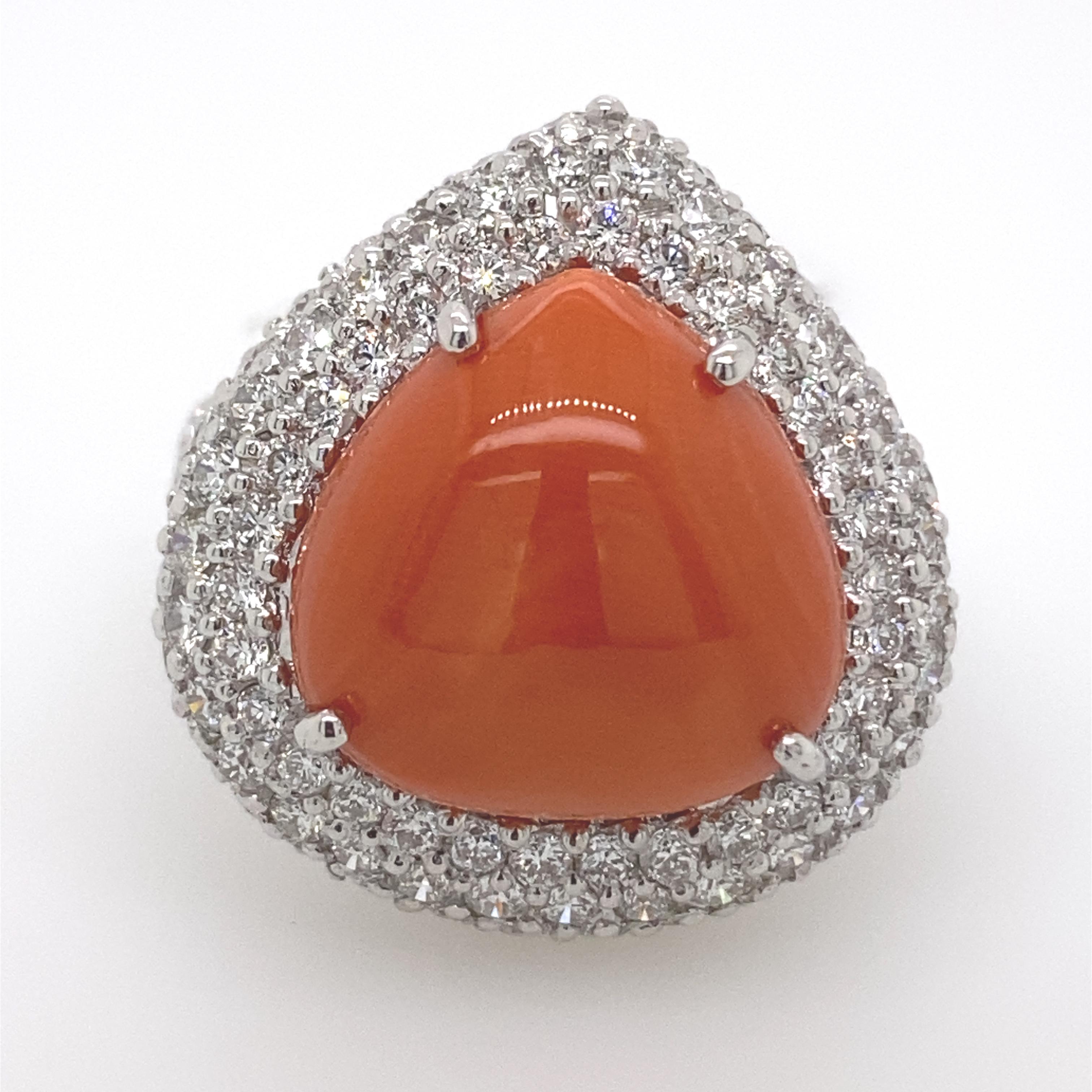 Ring aus 18 Karat Weißgold mit Koralle und Diamanten in Pavé-Fassung Damen im Angebot