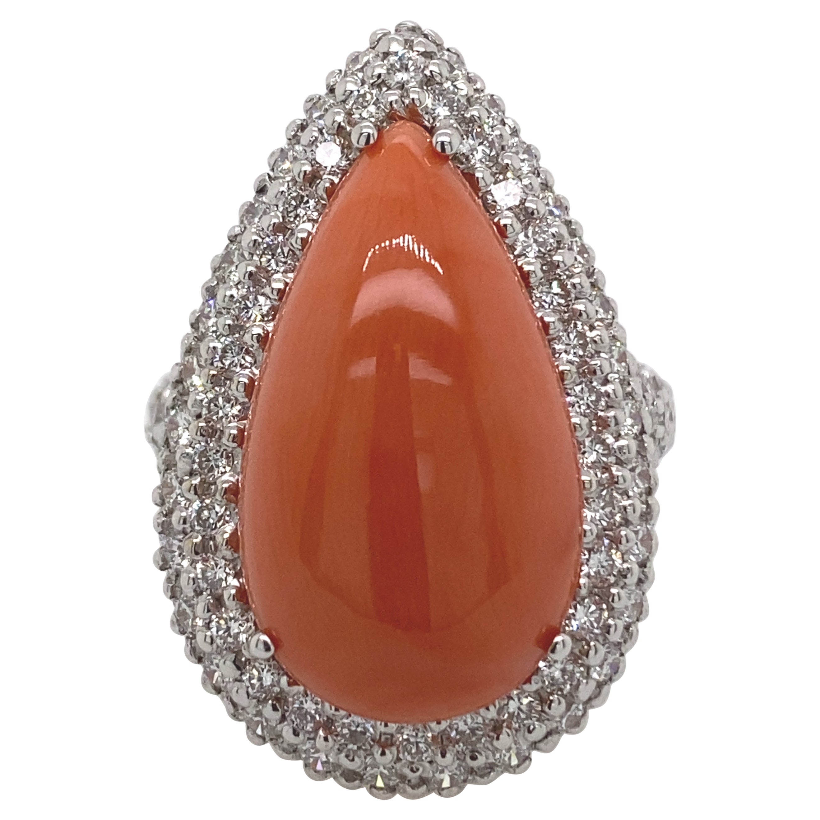 Bague en or blanc 18 carats sertie de corail et de diamants sertis en pavé en vente