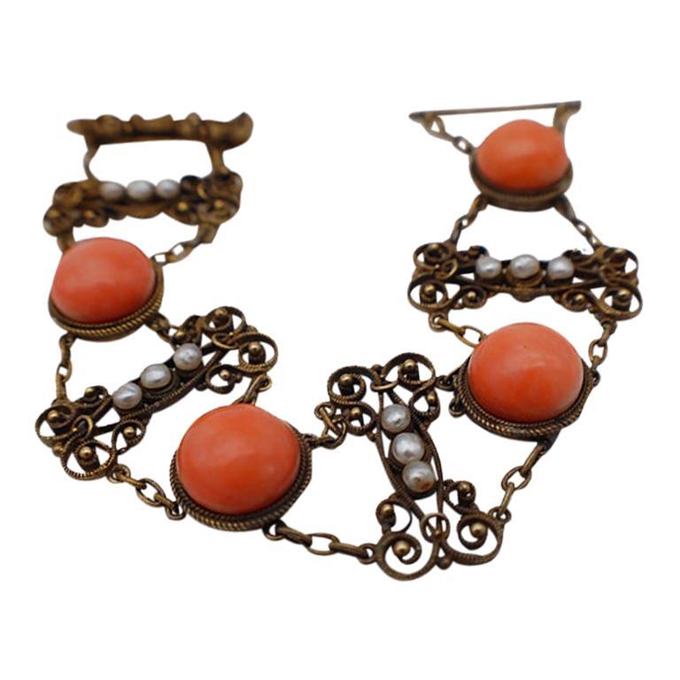 Victorian, Gold link style bracelet consists of 4- coral gemstones measuring 11.58 mm each and set in etched bezels. Lovely addition to your jewelry collection is this vintage 1920's gorgeous bracelet.

The filigree links are separated with chain
