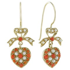 Orecchini pendenti in oro giallo 9K con cuore e fiocco in corallo e perle in stile vintage