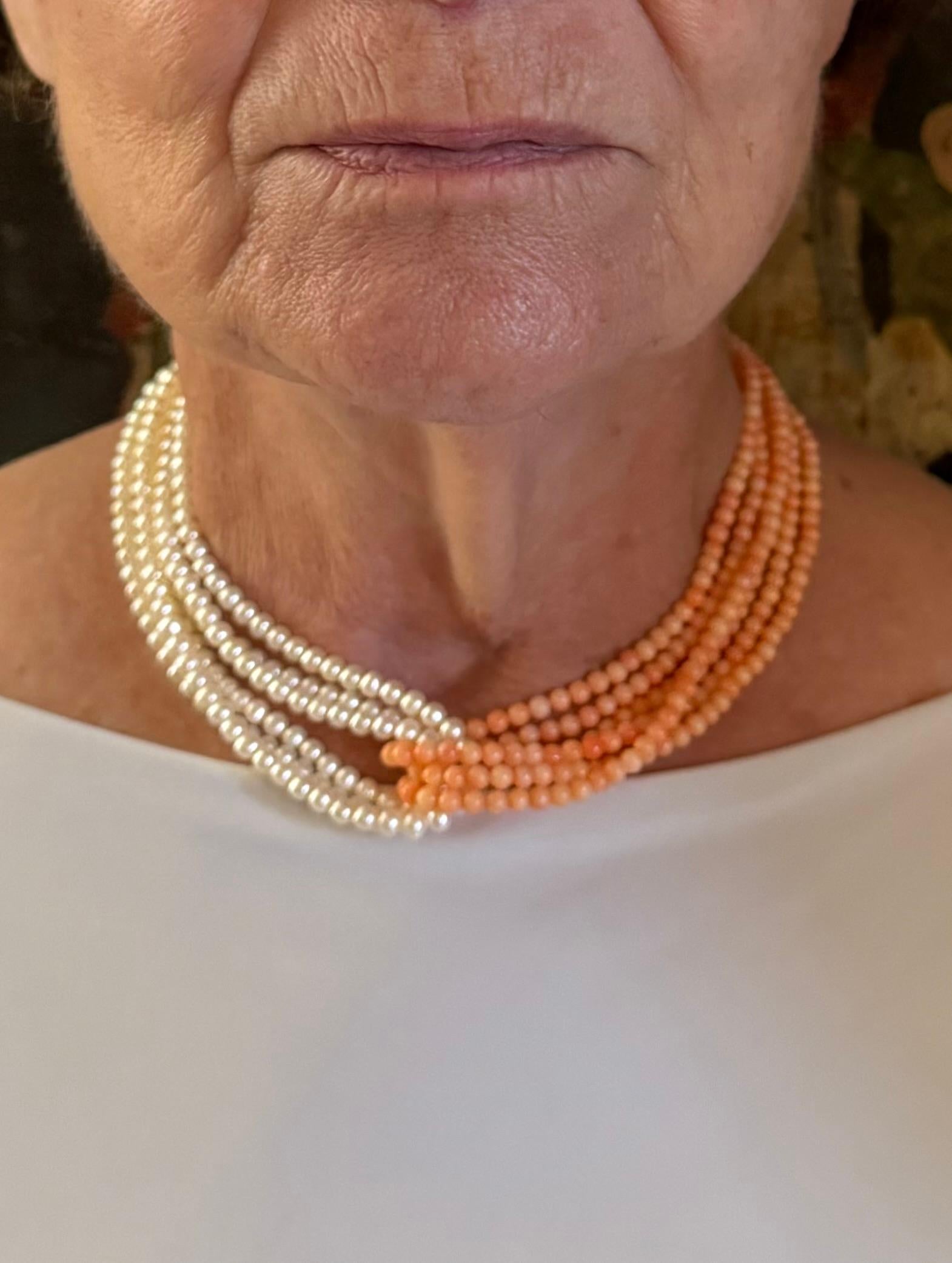 Perlina Collana gemella di corallo e perle/choker in vendita