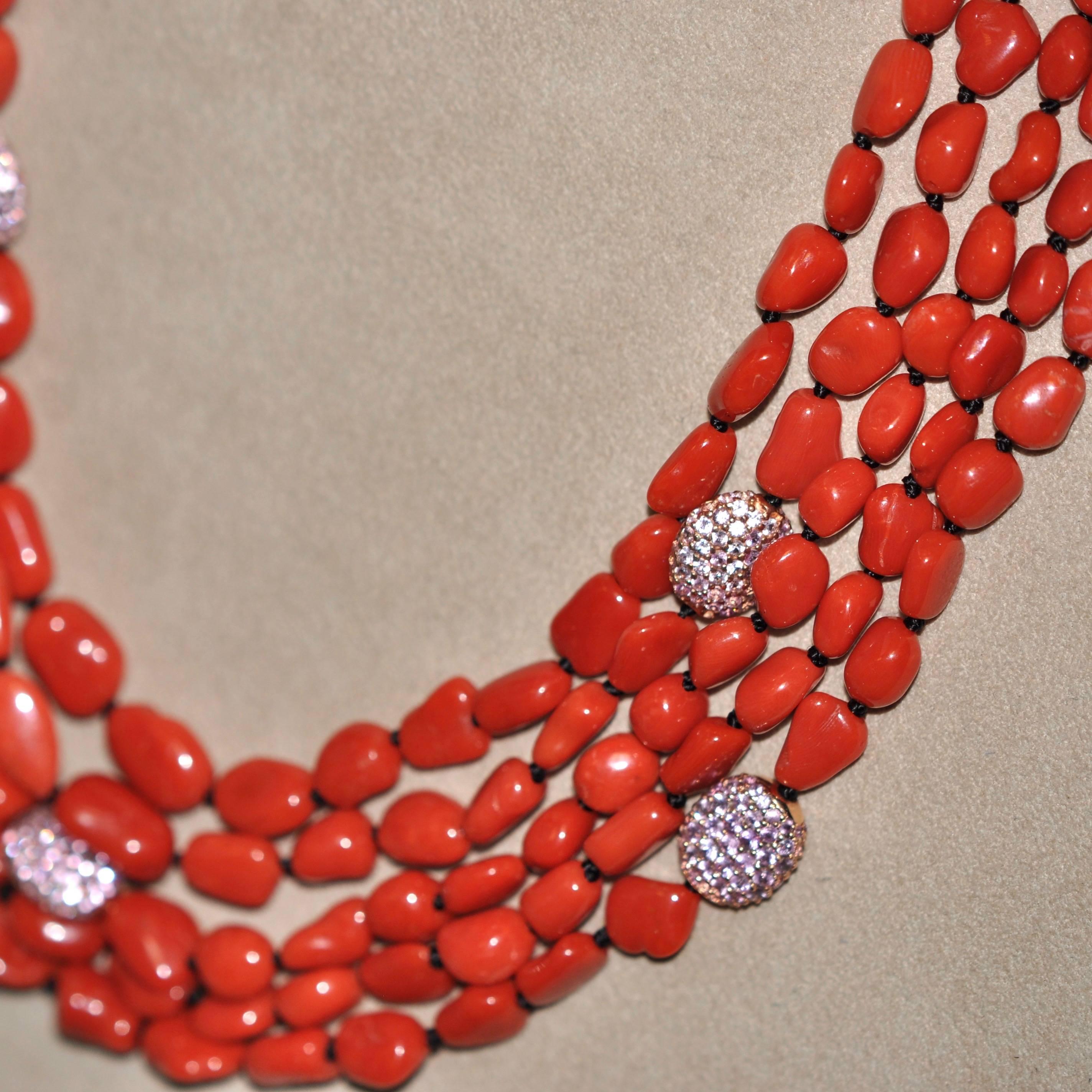 Collier à plusieurs rangs de perles de corail et de saphirs roses, bakélite Neuf - En vente à Vannes, FR