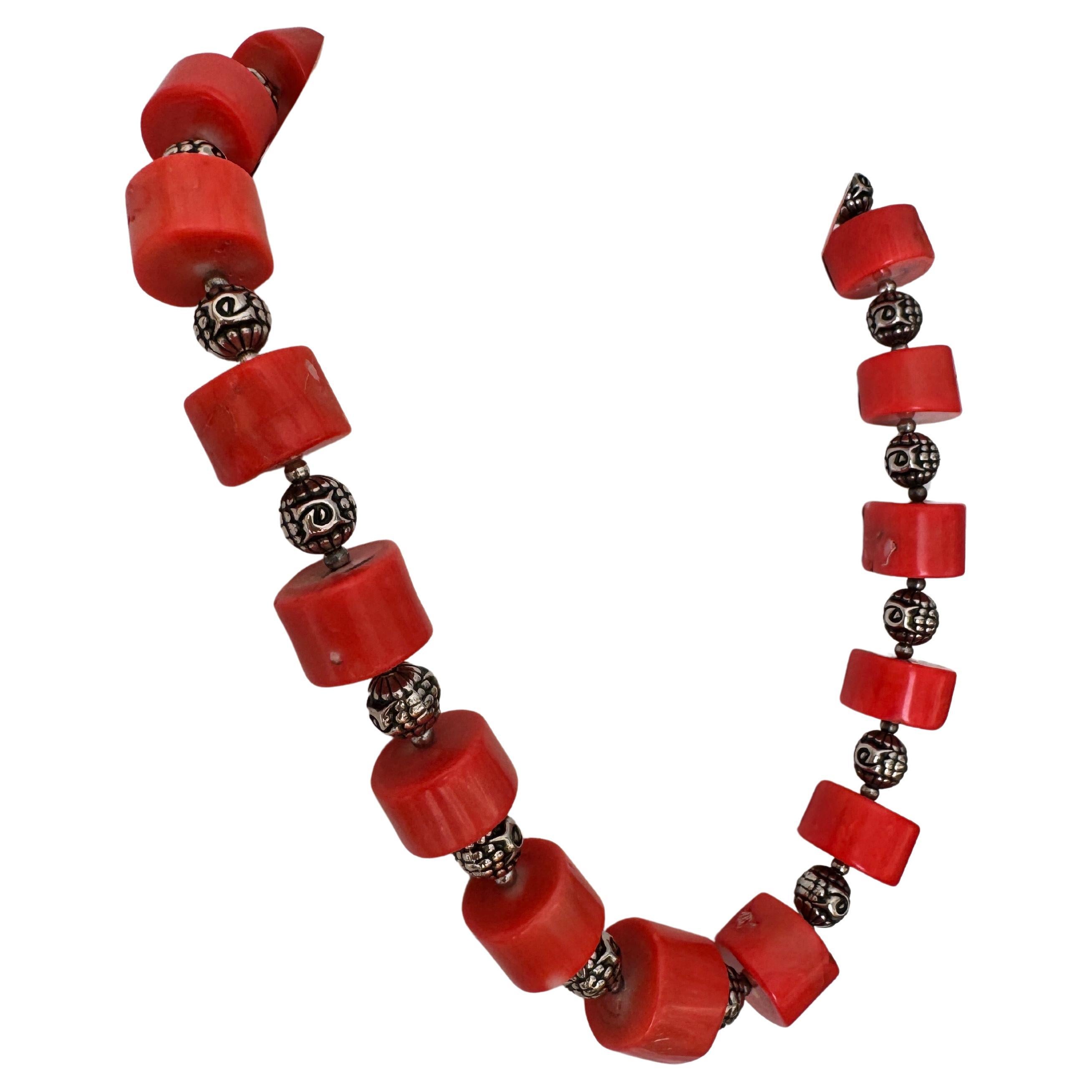 Collier en corail et en A Silver
Vintage grand collier de corail avec des perles rondes en argent environ 22
