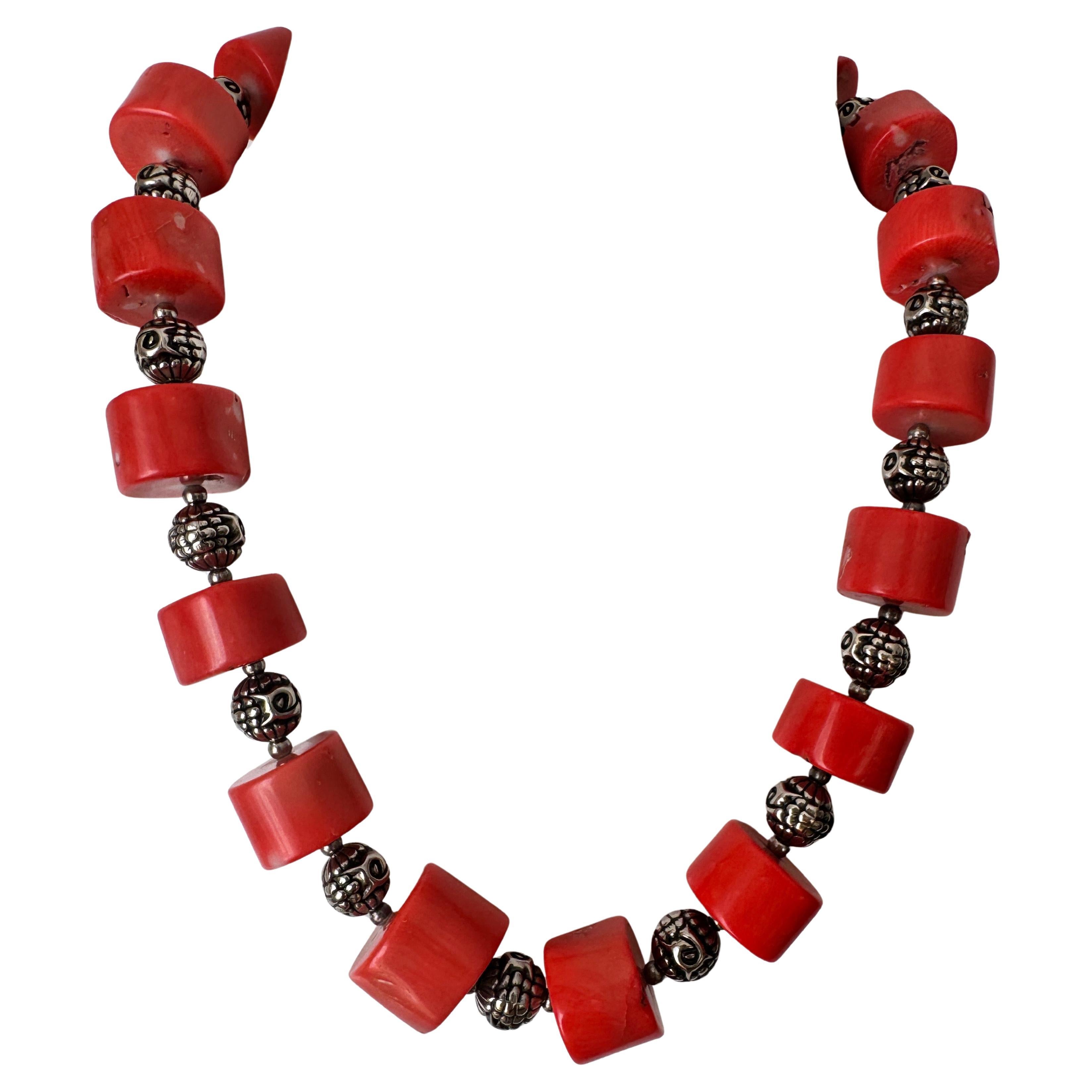 Non taillé Collier en corail et en A Silver en vente