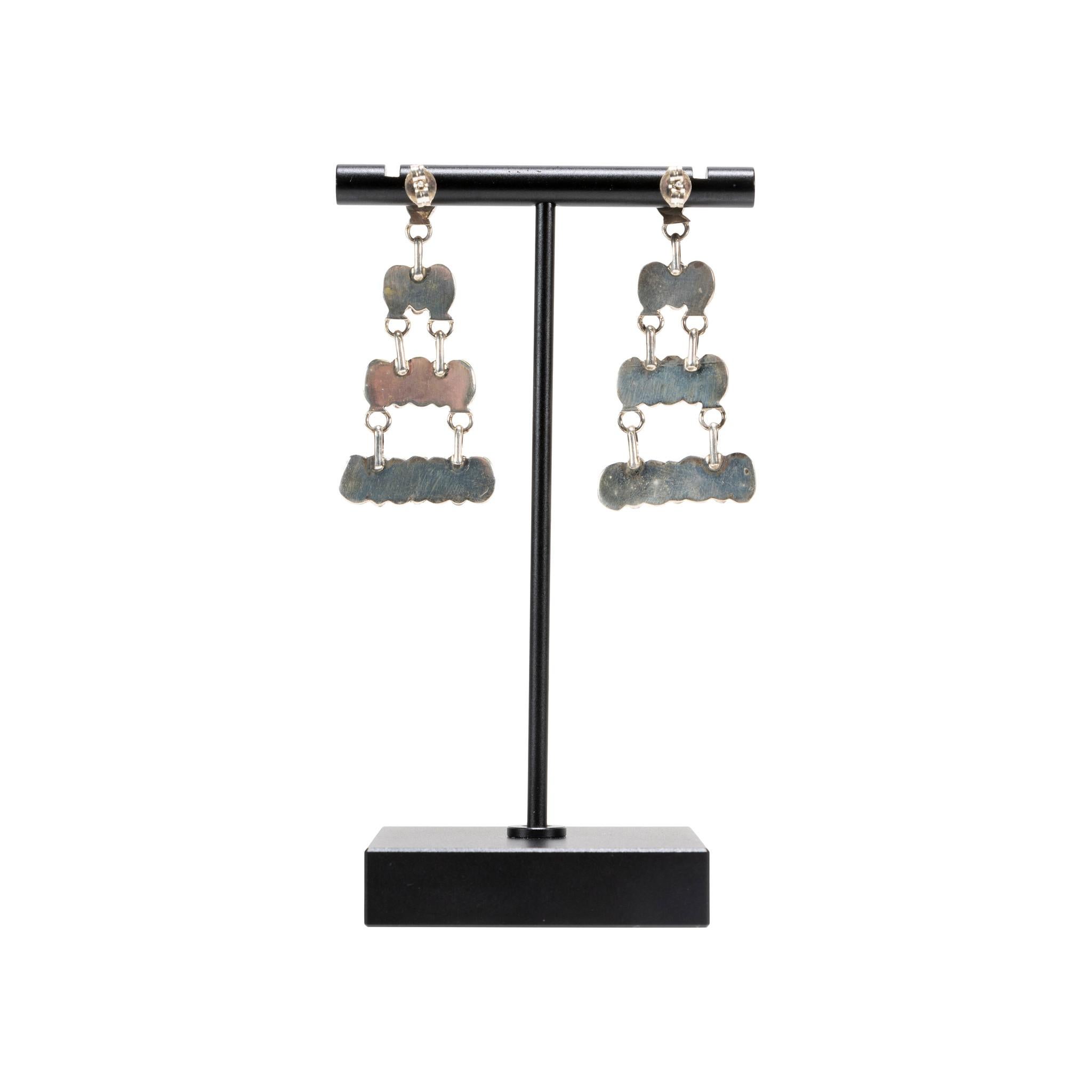 Orecchini a lampadario in corallo e argento sterling con perno. Ogni orecchino ha dieci pietre ovali di corallo rosso mediterraneo con incastonatura a dente di sega. Lampadario a scala con grande movimento. Non segnata, la sterlina è lucida e