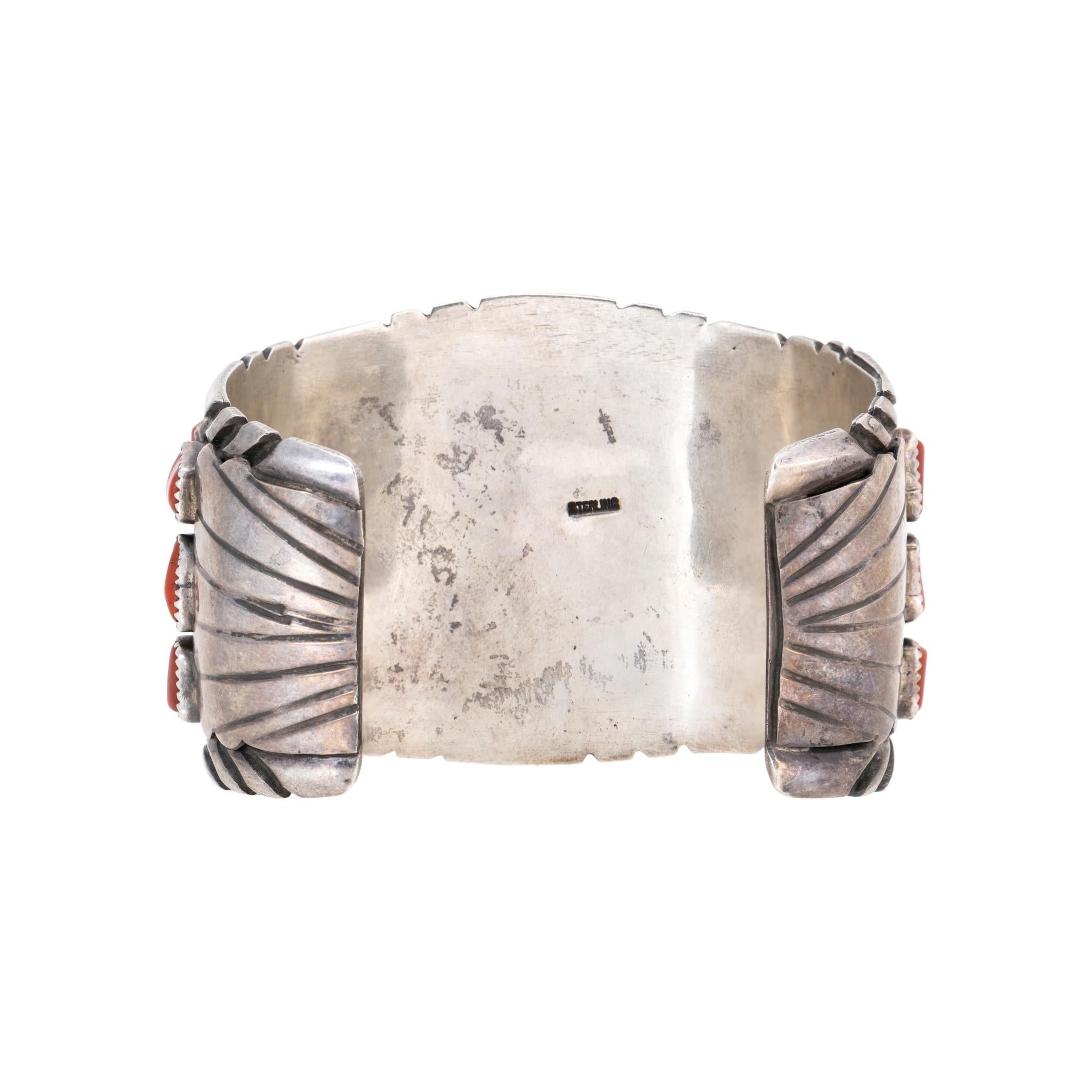 Bracciale a grappolo in corallo e sterlina. Questo splendido braccialetto presenta tre file (33 incastonature) di cabochon di corallo ricco davvero stupefacenti con punti di sterlina tra una fila e l'altra. Lungo i bordi del grande bracciale in
