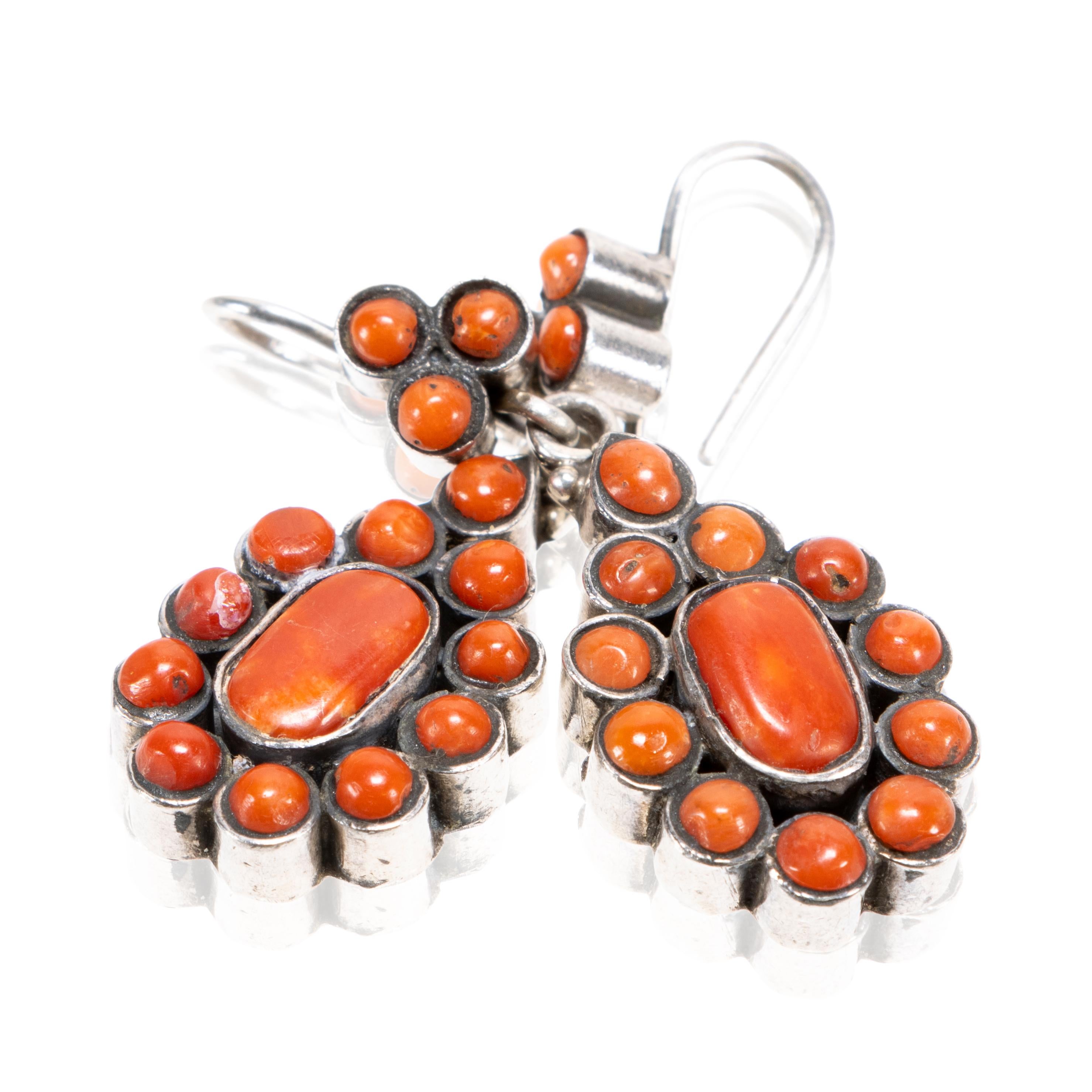 Boucles d'oreilles pendantes en corail et argent Bon état - En vente à Coeur d Alene, ID