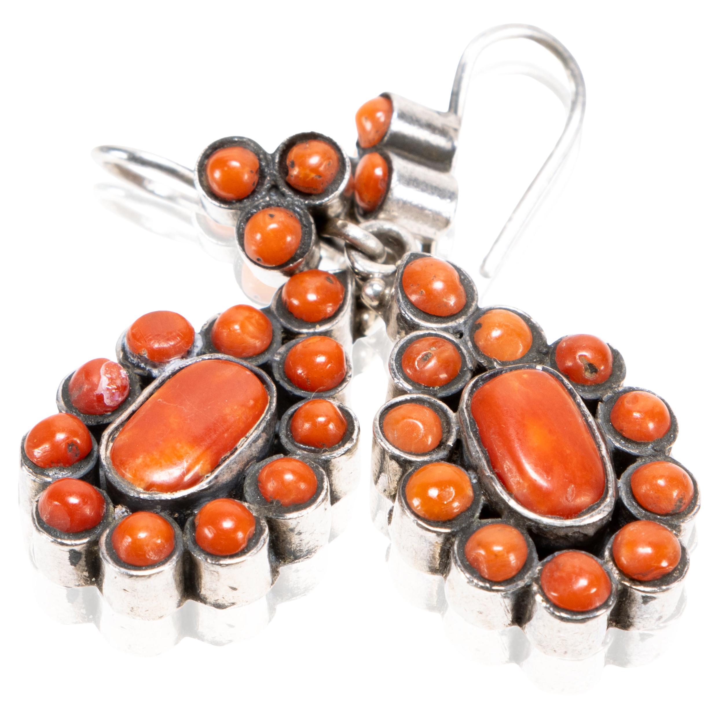 Orecchini pendenti in corallo e argento sterling