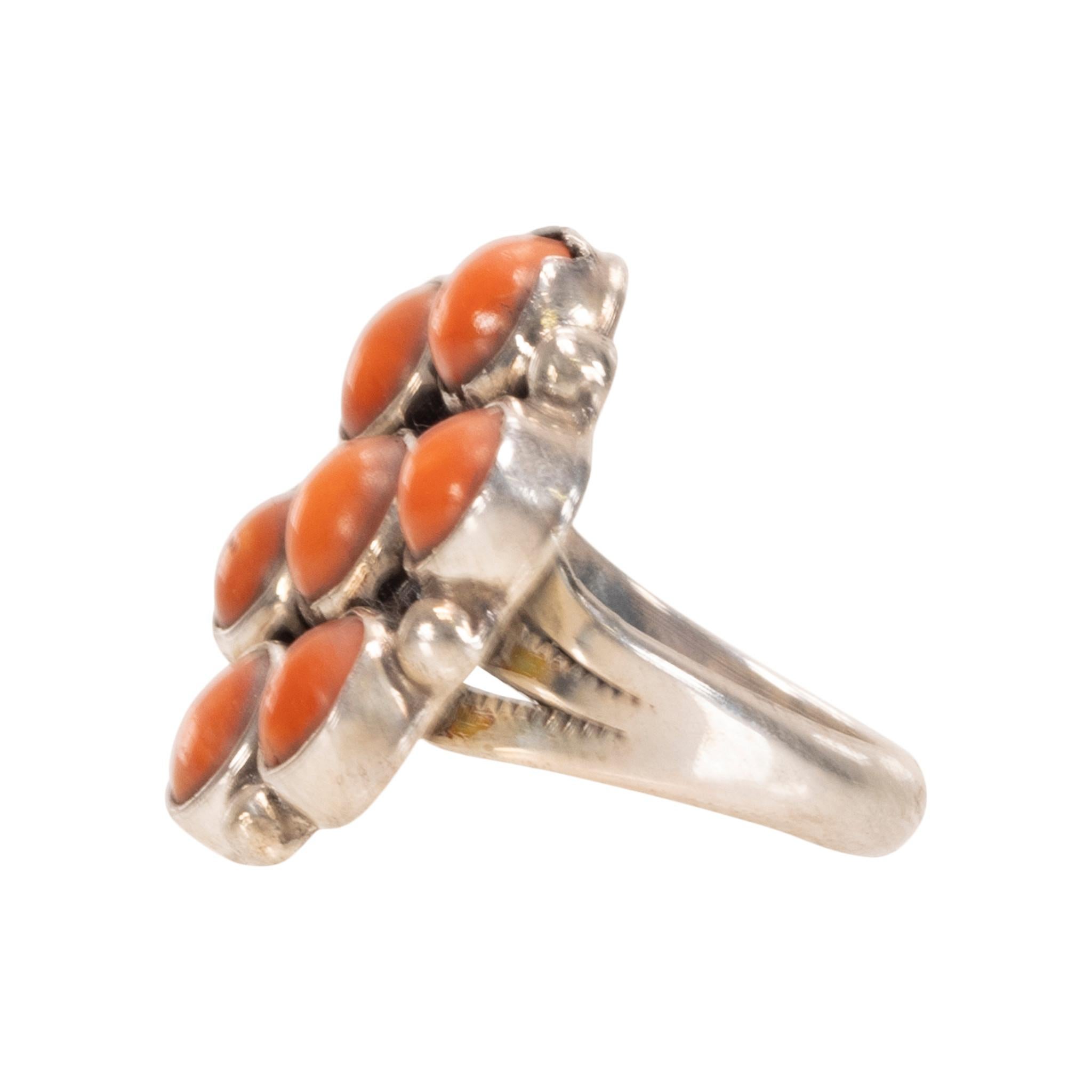 Anello con scatola d'ombra Old Pawn. Caratterizzato da 7 perline di corallo e sei perline di argento che incorniciano il bordo esterno. Bellissimo pezzo, ideale per un abbigliamento formale o casual del sud-ovest. Fine del XX secolo. Dimensioni: 1
