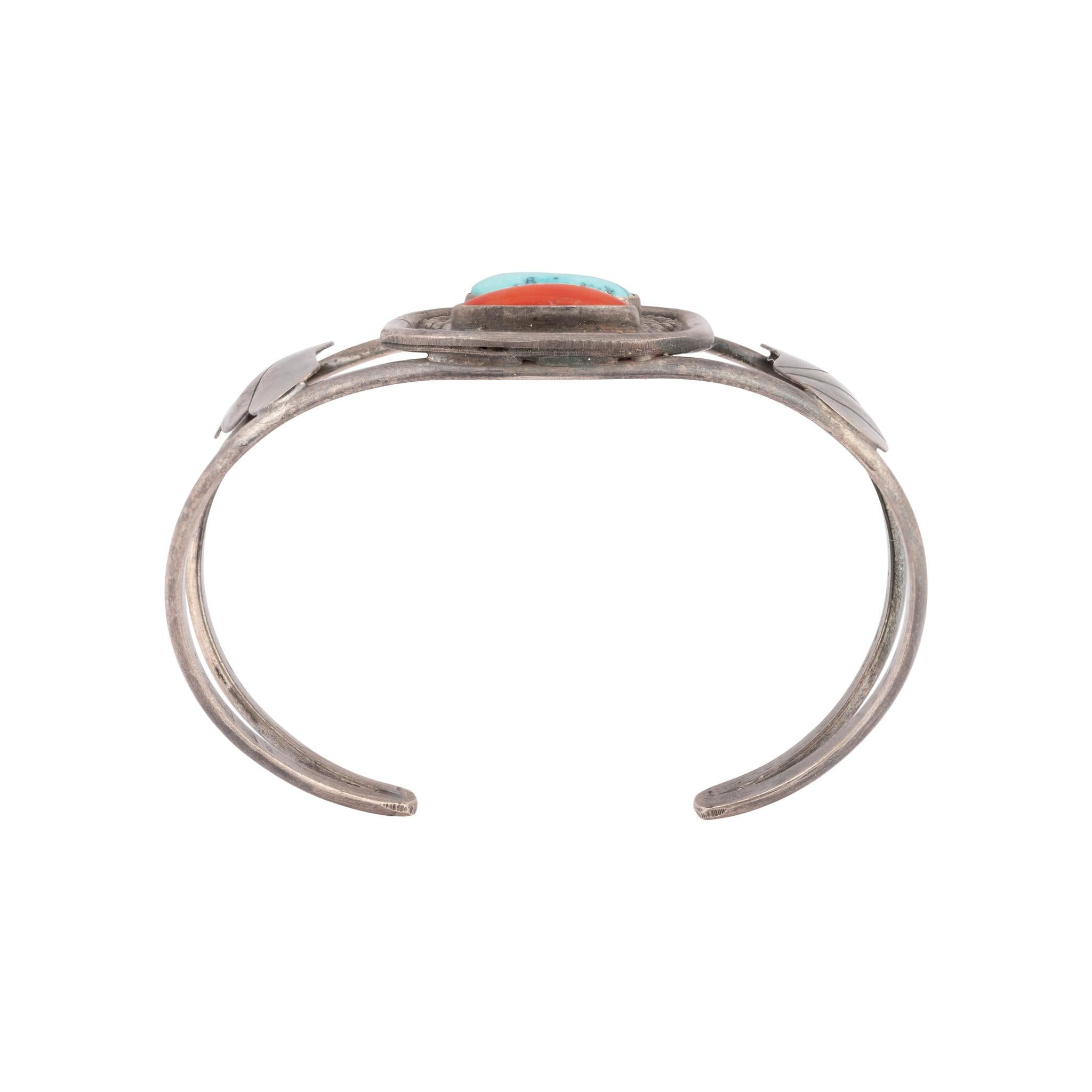 Bracciale Navajo Kingman in turchese e corallo con fascia in argento sterling incastonata in un semplice design a scatola d'ombra con doppio bordo di perline. I dettagli del ventilatore incorniciano entrambi i lati. Semplice e delicato con facili