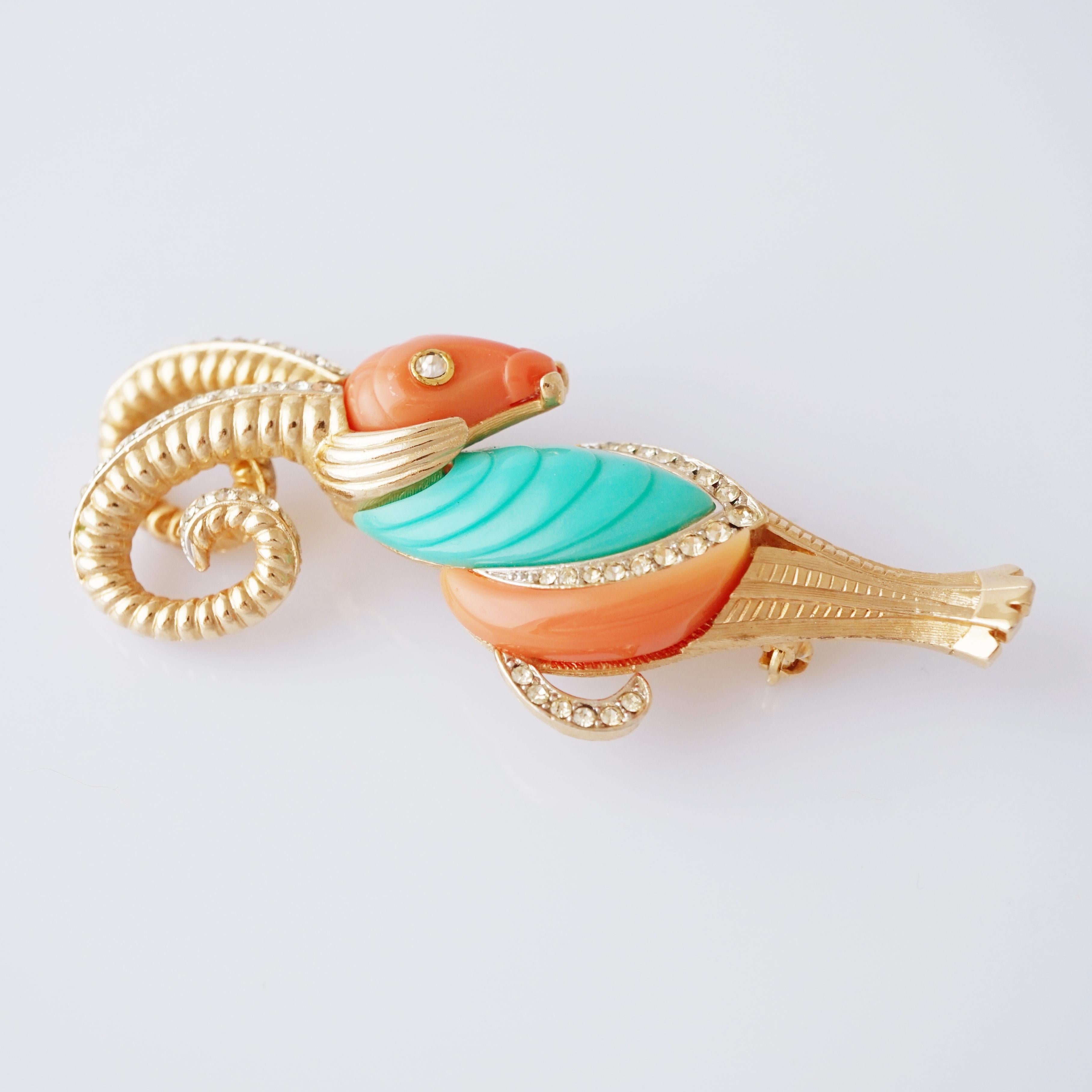 Broche de figura de carnero dorado en lucita de coral y turquesa de Hattie Carnegie, años 60 Moderno en venta