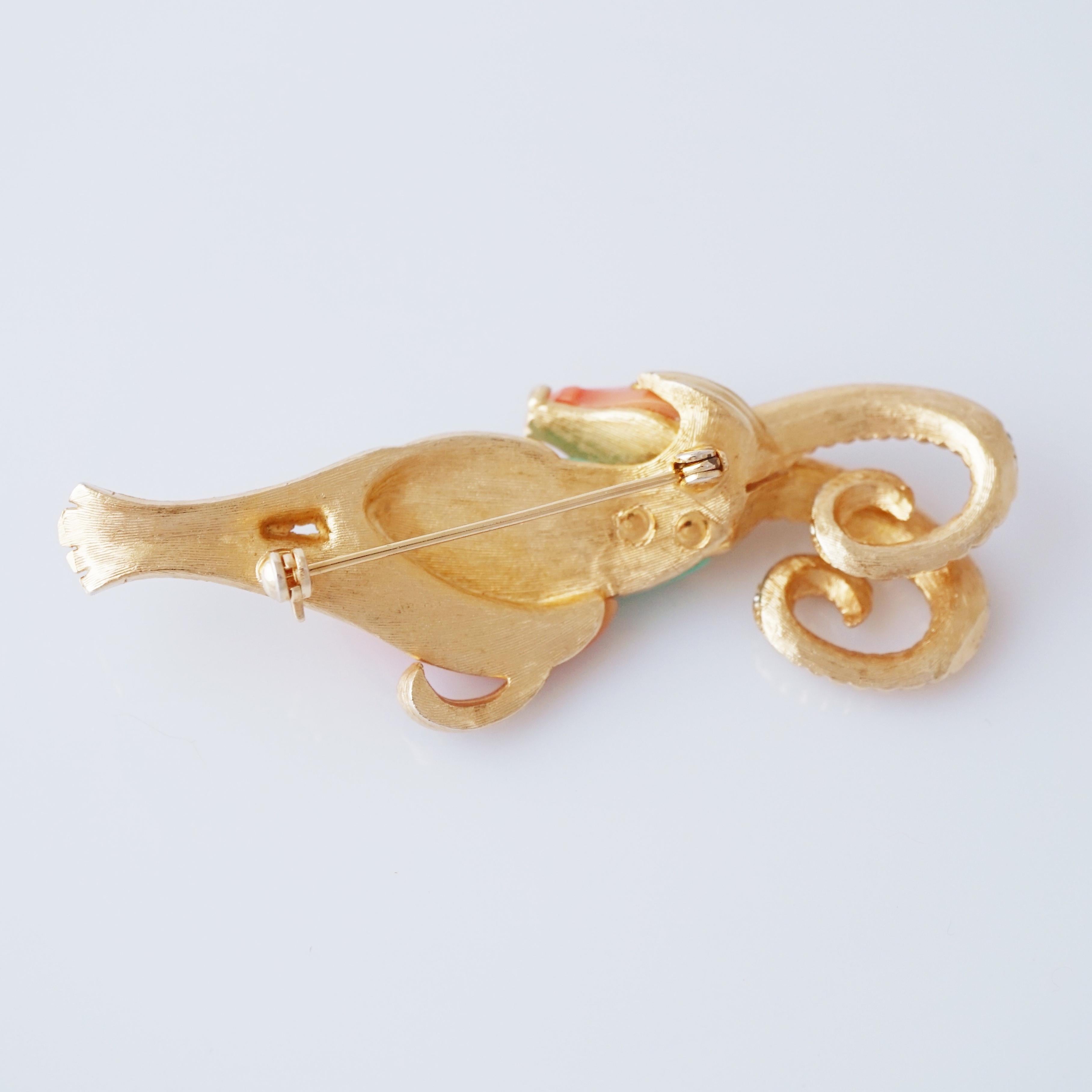 Broche de figura de carnero dorado en lucita de coral y turquesa de Hattie Carnegie, años 60 en Bueno estado para la venta en McKinney, TX