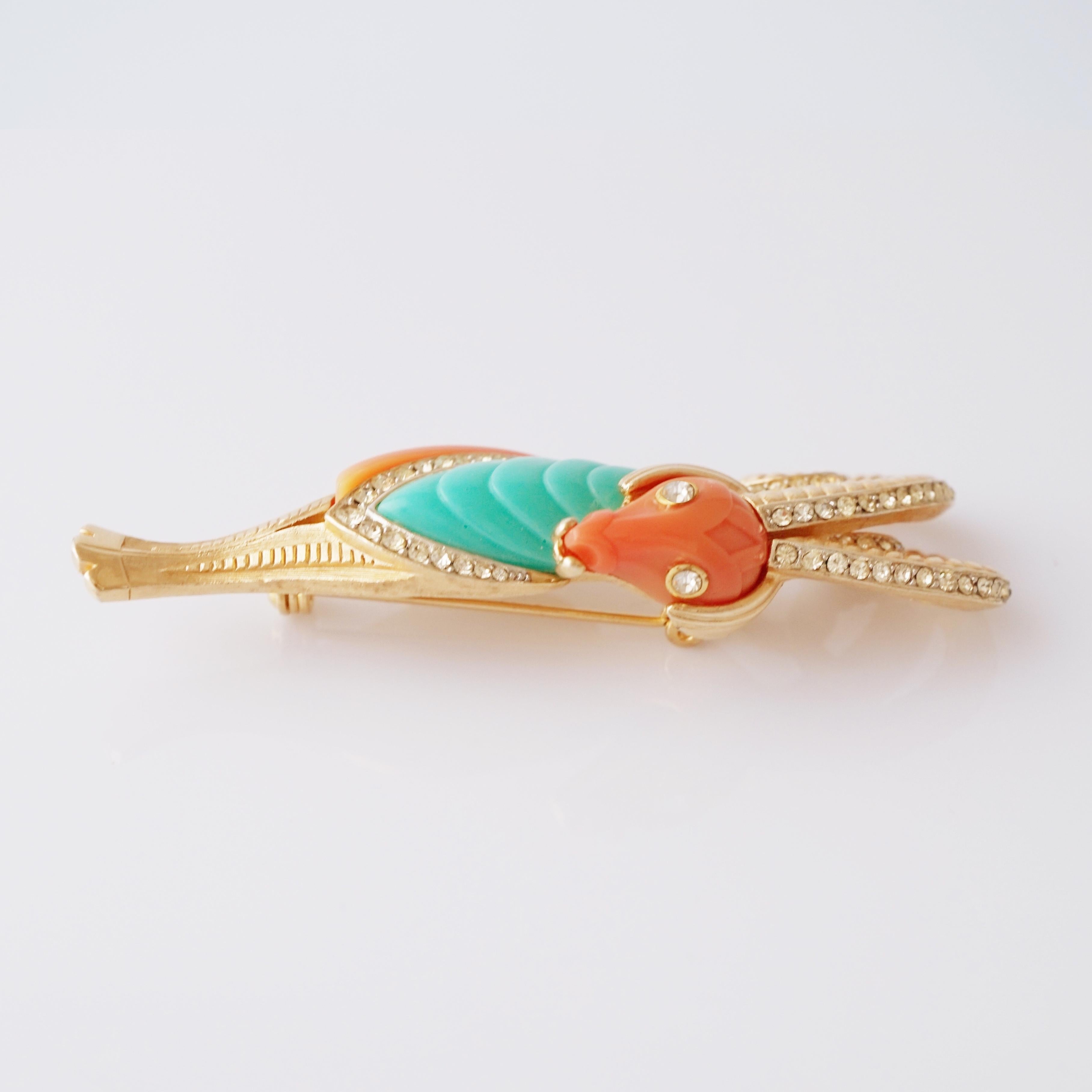 De las mujeres Broche de figura de carnero dorado en lucita de coral y turquesa de Hattie Carnegie, años 60 en venta