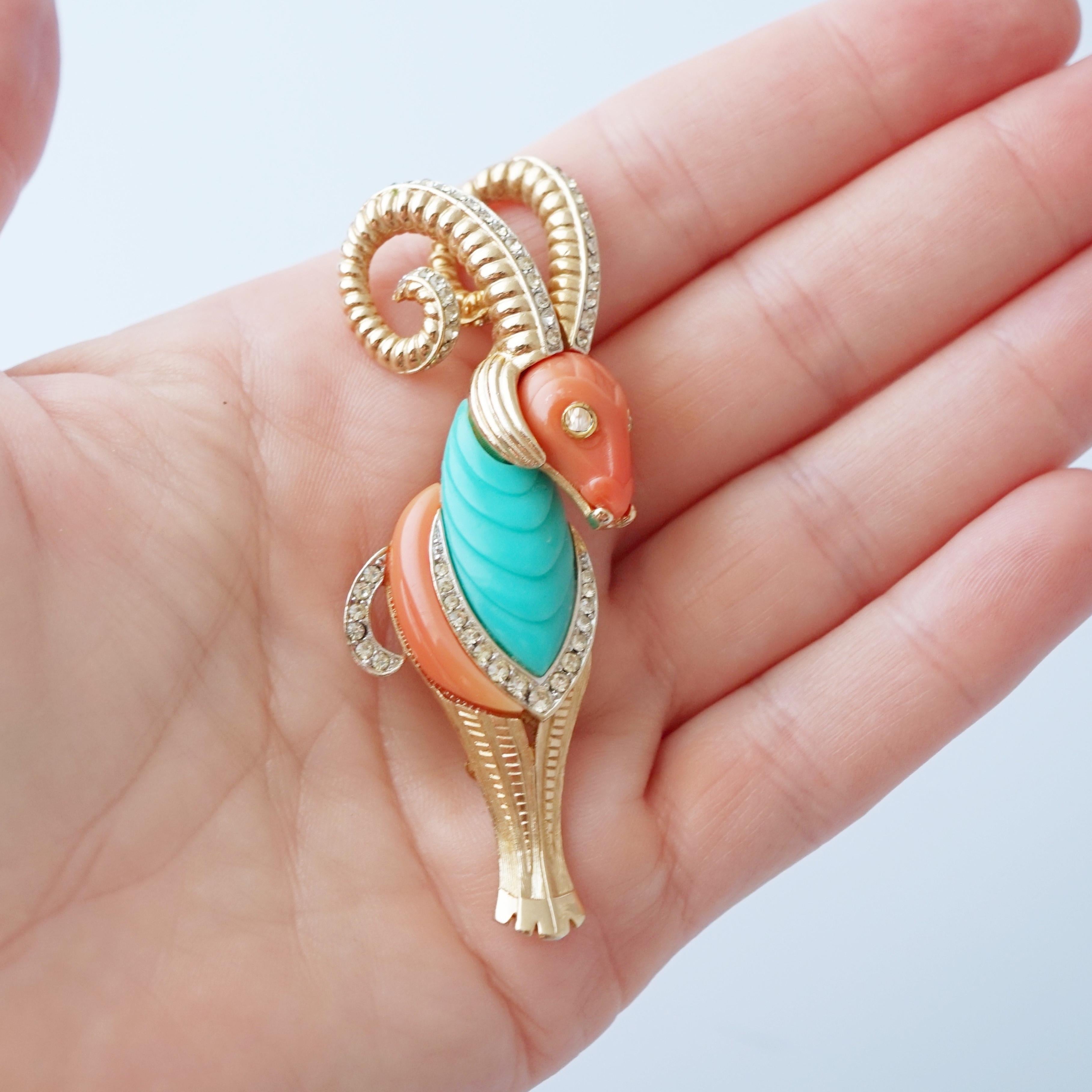 Broche de figura de carnero dorado en lucita de coral y turquesa de Hattie Carnegie, años 60 en venta 1