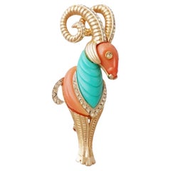 Broche figurative en bélier doré en corail et turquoise en lucite par Hattie Carnegie, années 1960
