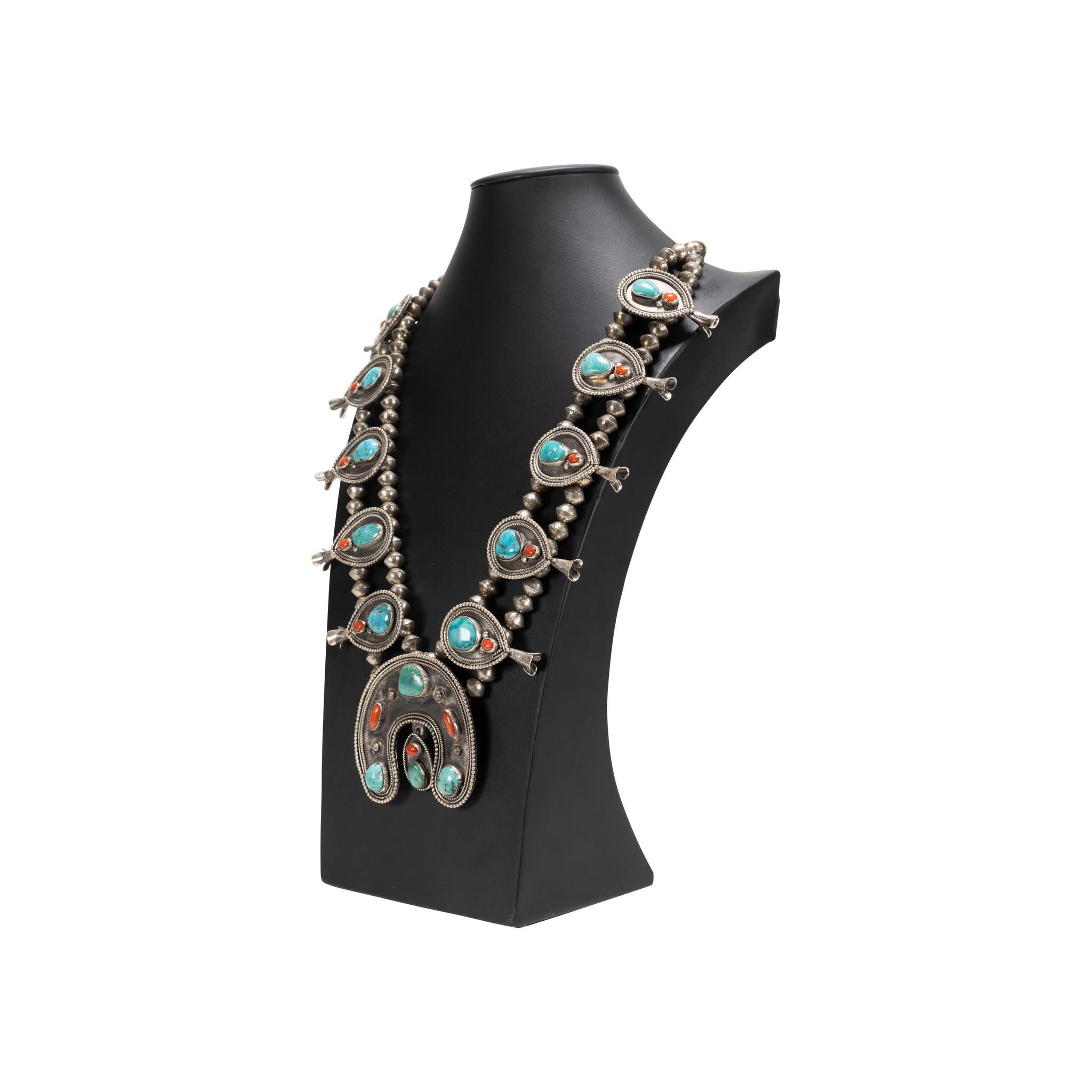 Coral and Turquoise Squash Blossom Necklace (Indigene Kunst (Nord-/Südamerika)) im Angebot