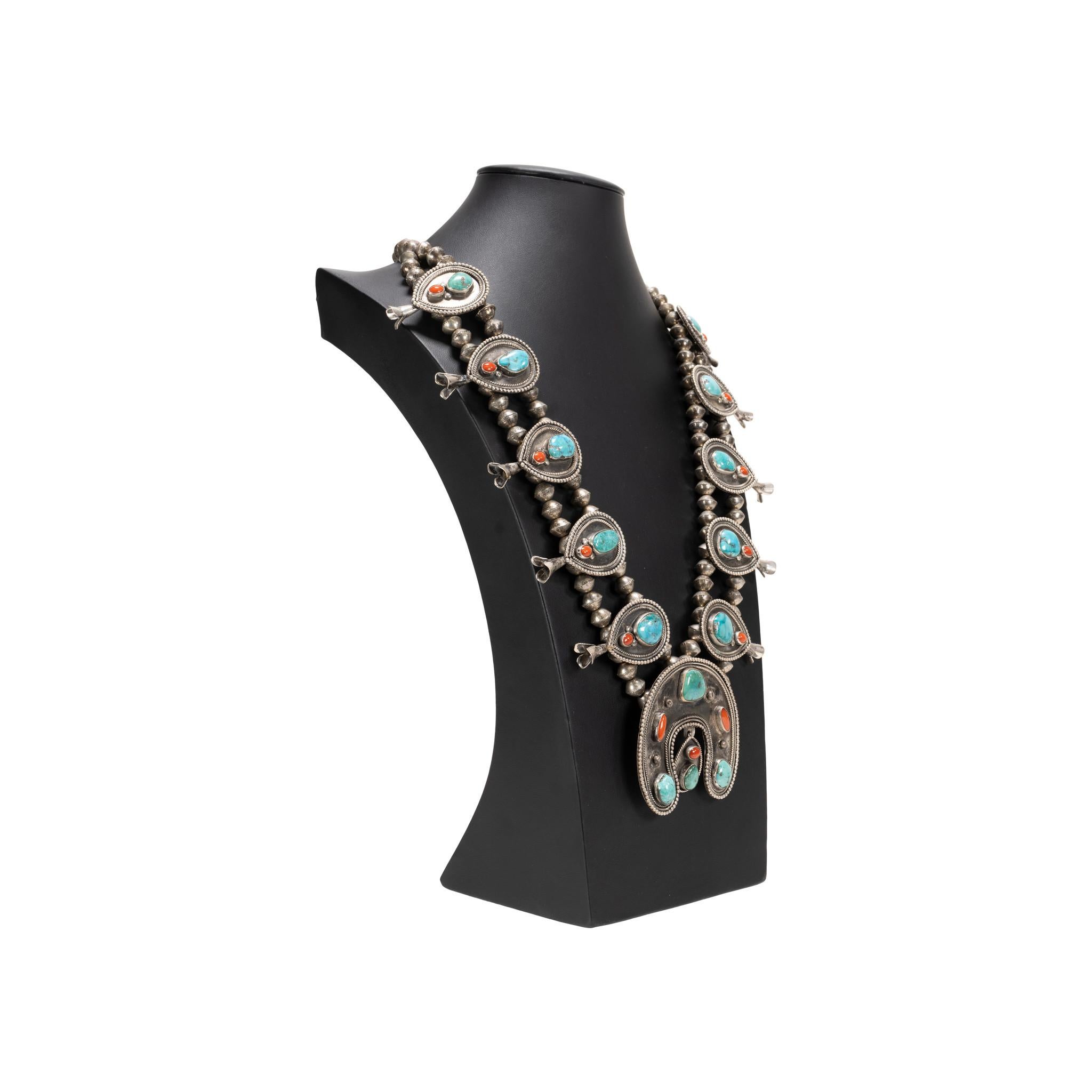 Coral and Turquoise Squash Blossom Necklace (Alteuropäischer Brillantschliff) im Angebot