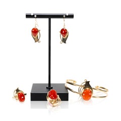 Set di orecchini, ciondolo, anello e bracciale in corallo e oro giallo