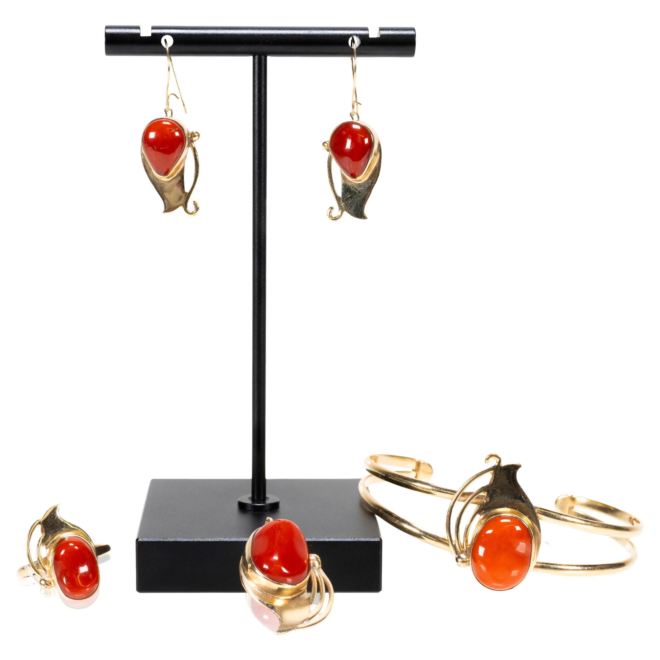 Ensemble boucles d'oreilles, pendentifs, bague et bracelet en or jaune et corail en vente