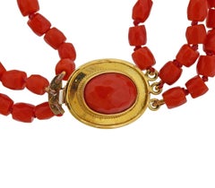 Collana a più fili in oro con perline di corallo