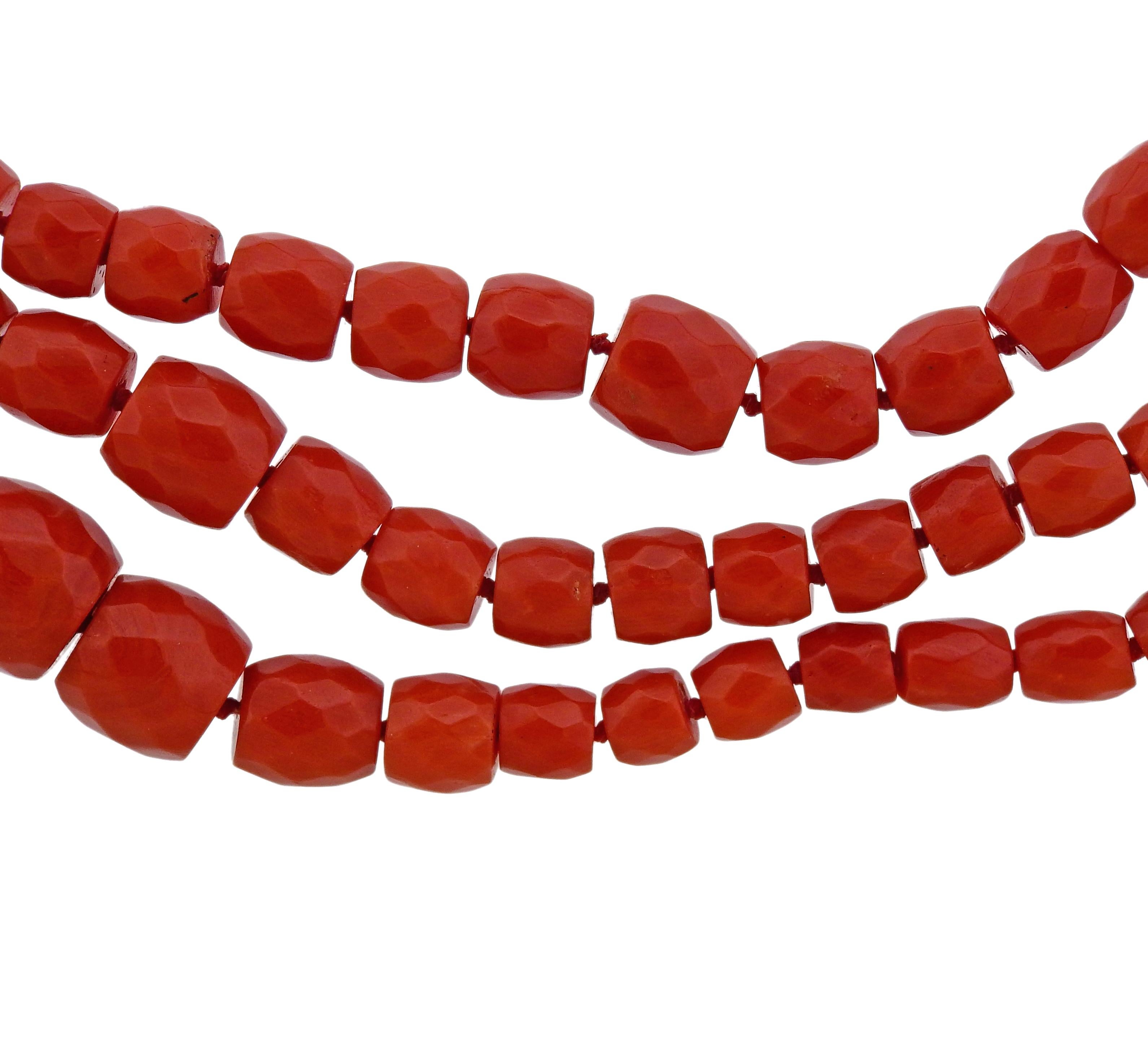 Collar de varias vueltas Coral Bead Gold en Excelente estado para la venta en New York, NY