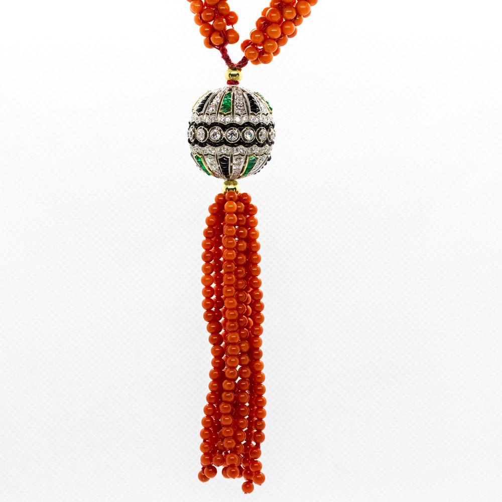 Collana di corallo e onice con perline

Questa straordinaria collana di perline è caratterizzata da vibranti perline di corallo rosso intrecciate tra loro, che creano una dichiarazione audace ed elegante. Il centrotavola è un ornamento sferico