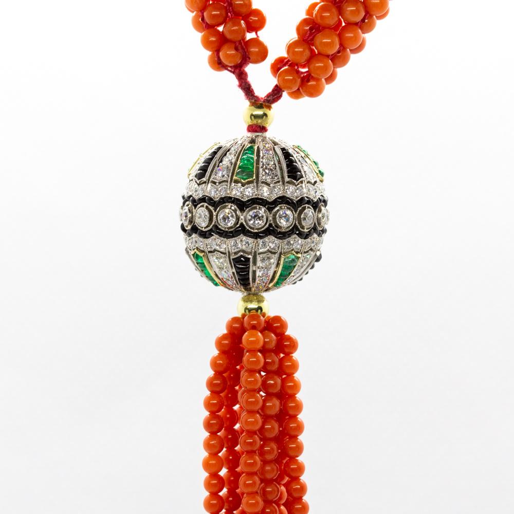 Taglio smeraldo Collana di perle di corallo con accenti di diamanti, smeraldi e onice in vendita
