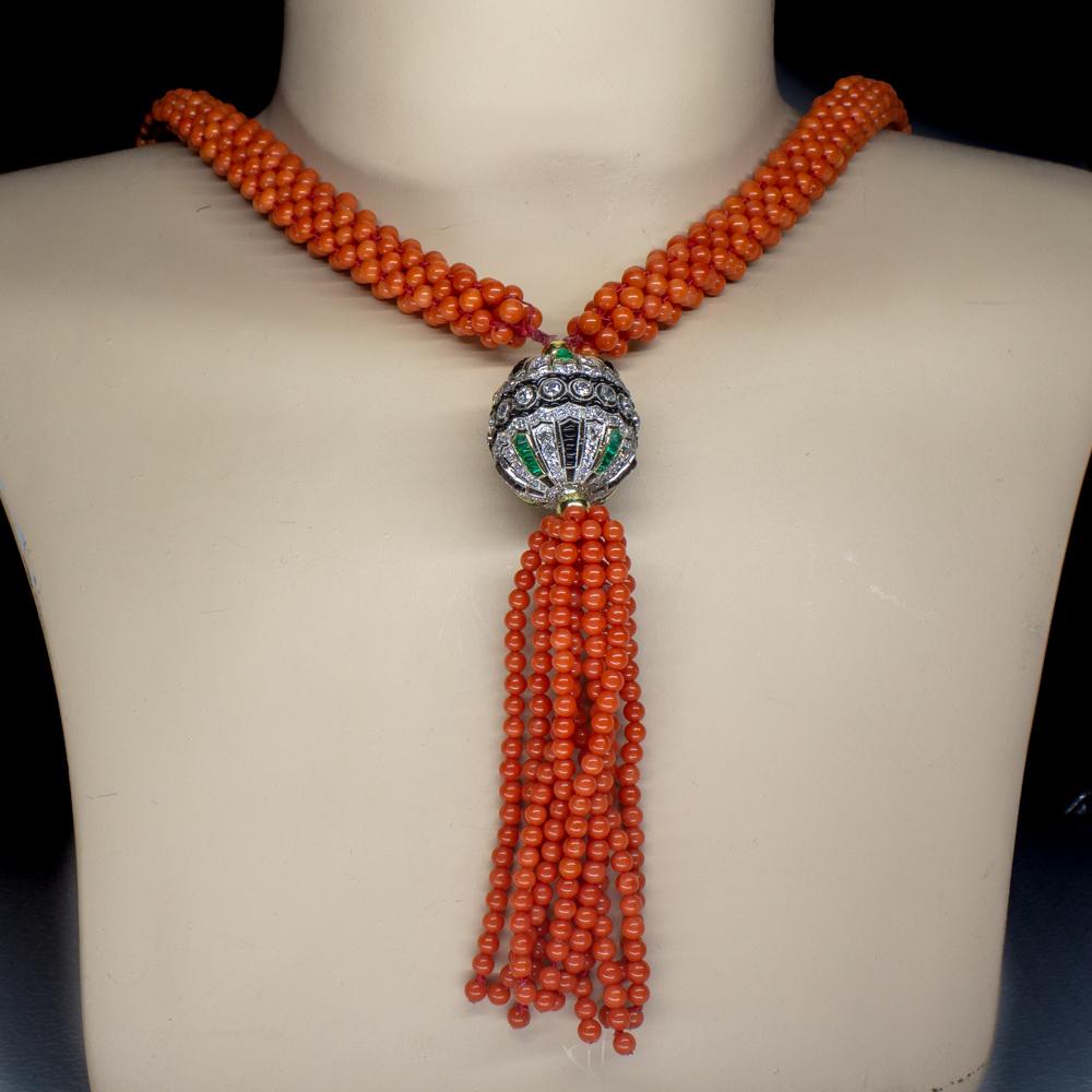 Collana di perle di corallo con accenti di diamanti, smeraldi e onice In condizioni buone in vendita a Scottsdale, AZ