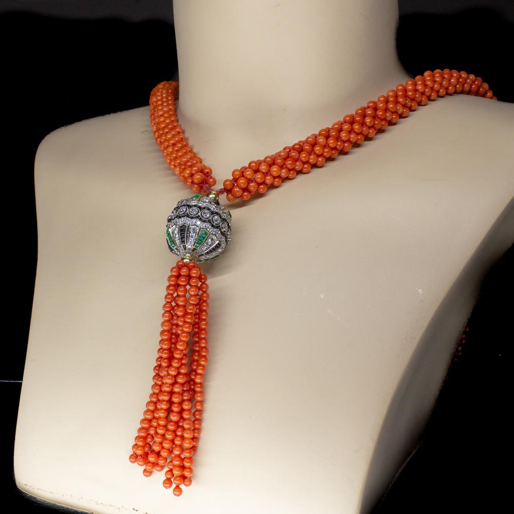 Donna Collana di perle di corallo con accenti di diamanti, smeraldi e onice in vendita