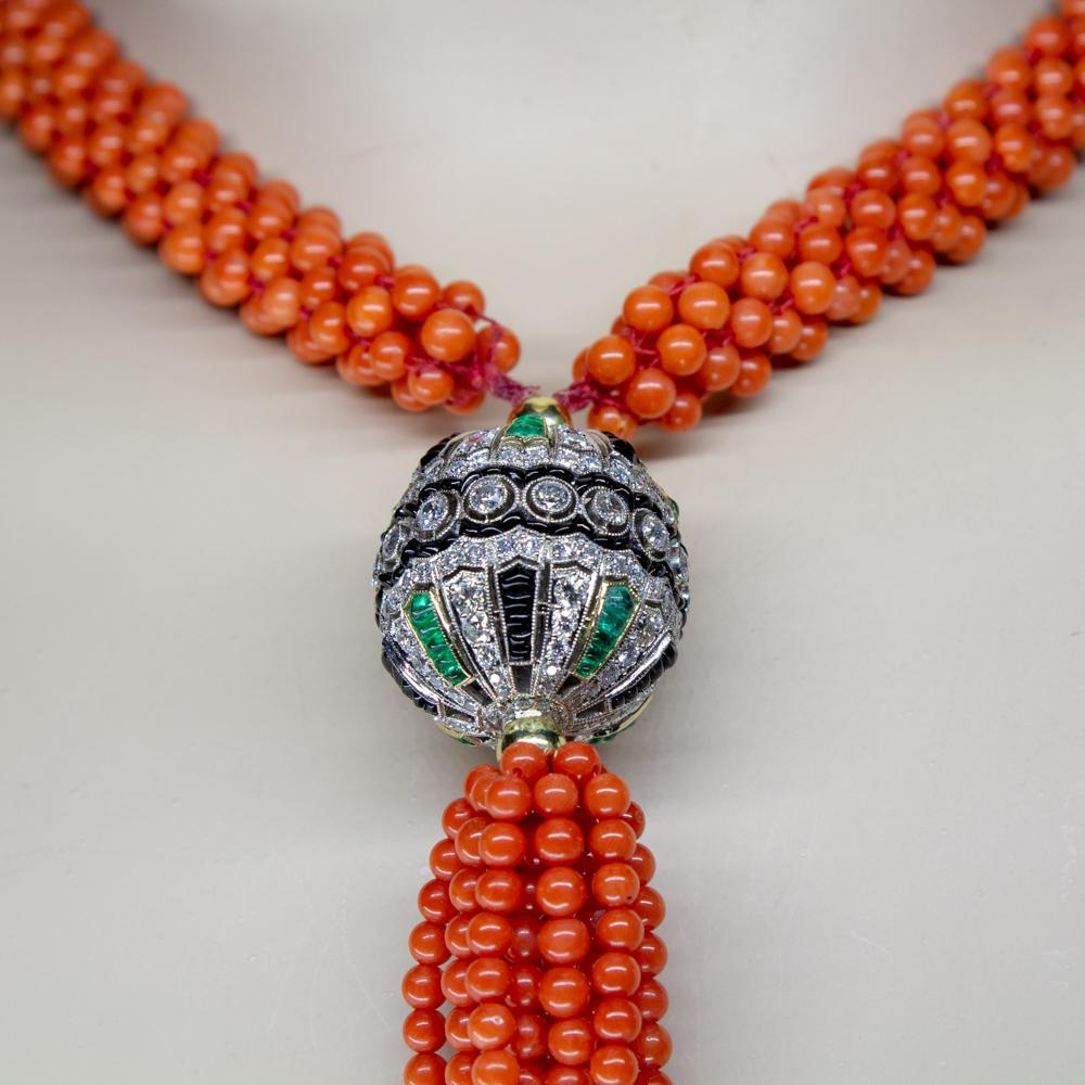 Collana di perle di corallo con accenti di diamanti, smeraldi e onice in vendita 1