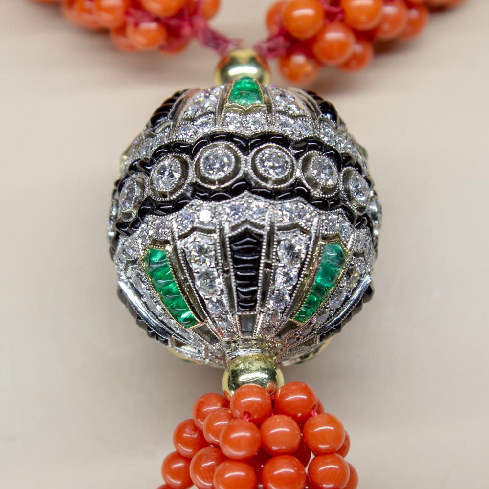 Collana di perle di corallo con accenti di diamanti, smeraldi e onice in vendita 2