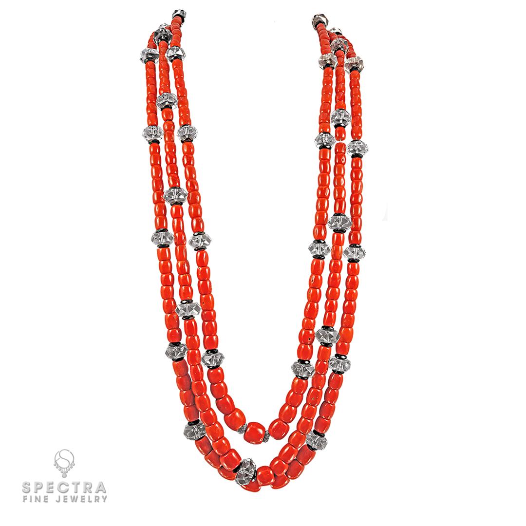 Contemporain Collier ultra-long en perles de corail et cristal de roche en vente