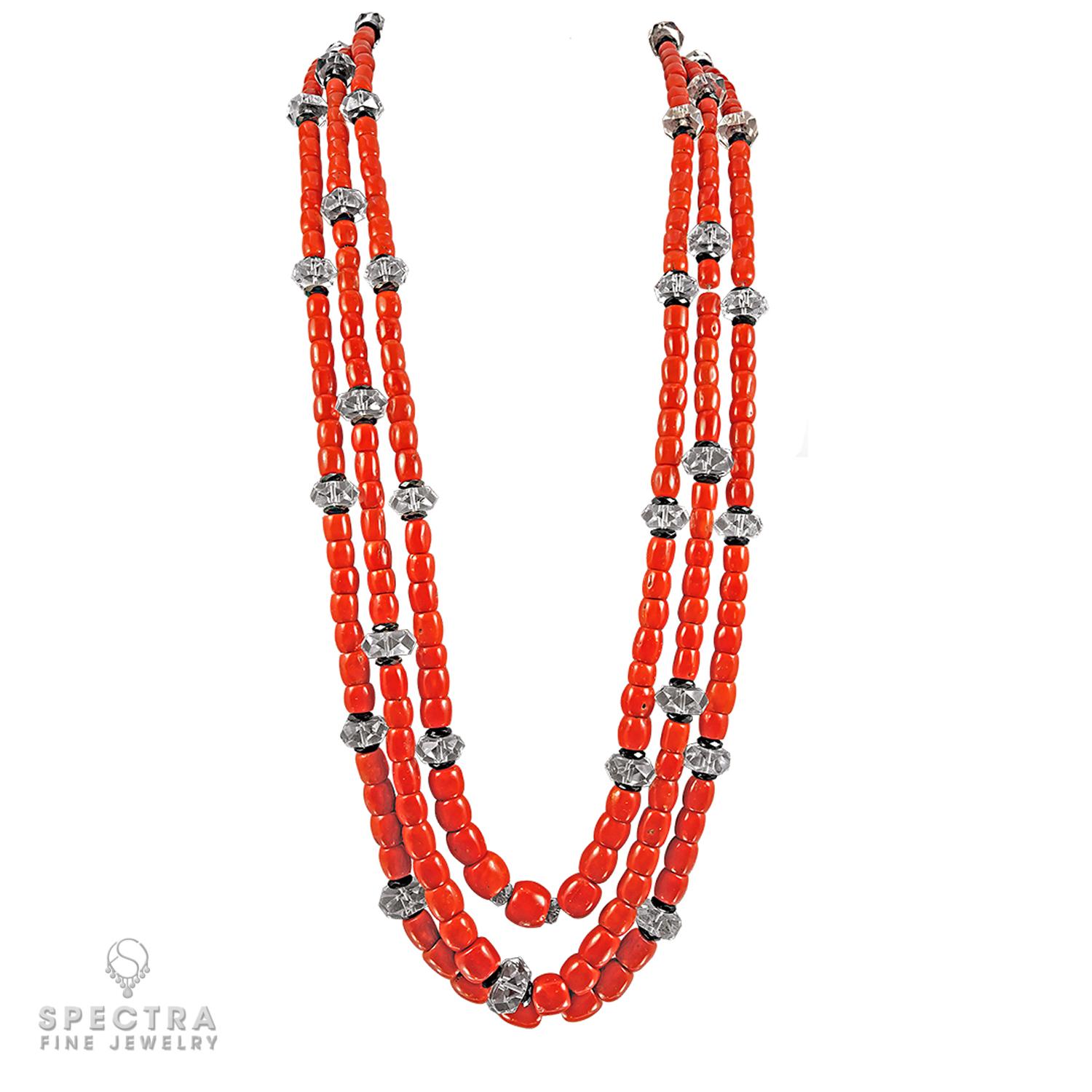 Taille mixte Collier ultra-long en perles de corail et cristal de roche en vente