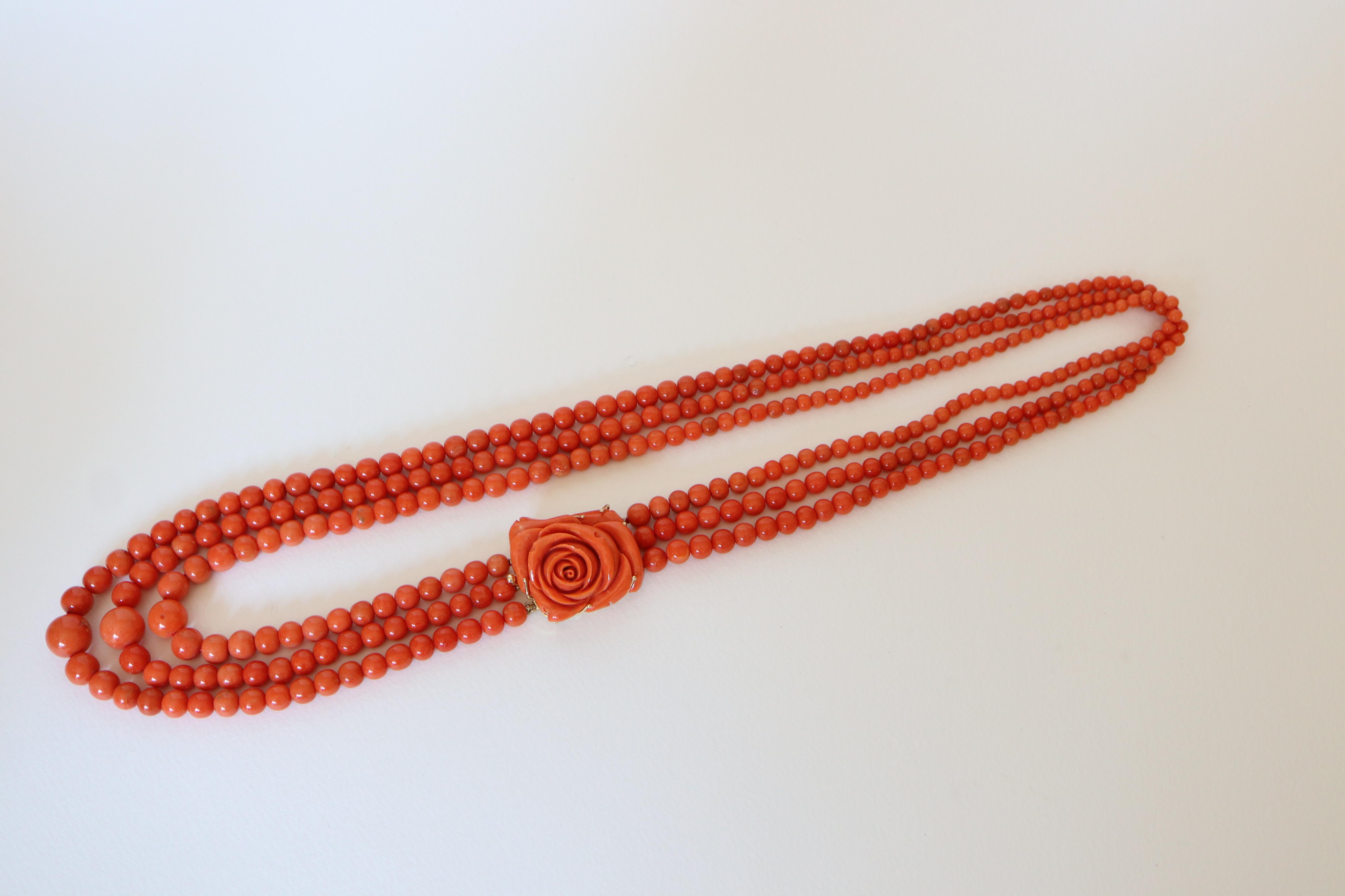 Coral Beads Long Necklace 3 Rows and Rose Coral Clasp and 18 Carat Gold In Good Condition In Paris, FR
