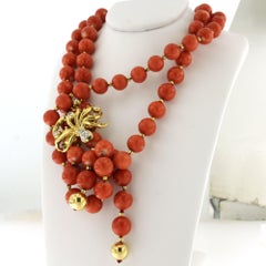 Collana con perline di corallo e chiusura in oro 18 carati con diamanti a taglio brillante fino a 0,35 ct
